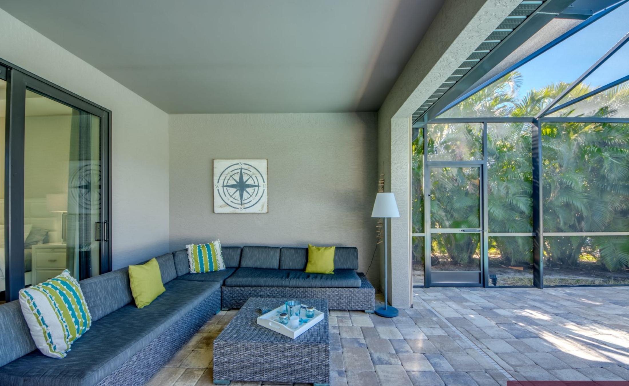 Moderne Villa am Kanal in Cape Coral mit privatem Bootsdock, Bootslift sowie beheiztem Pool und Spa.