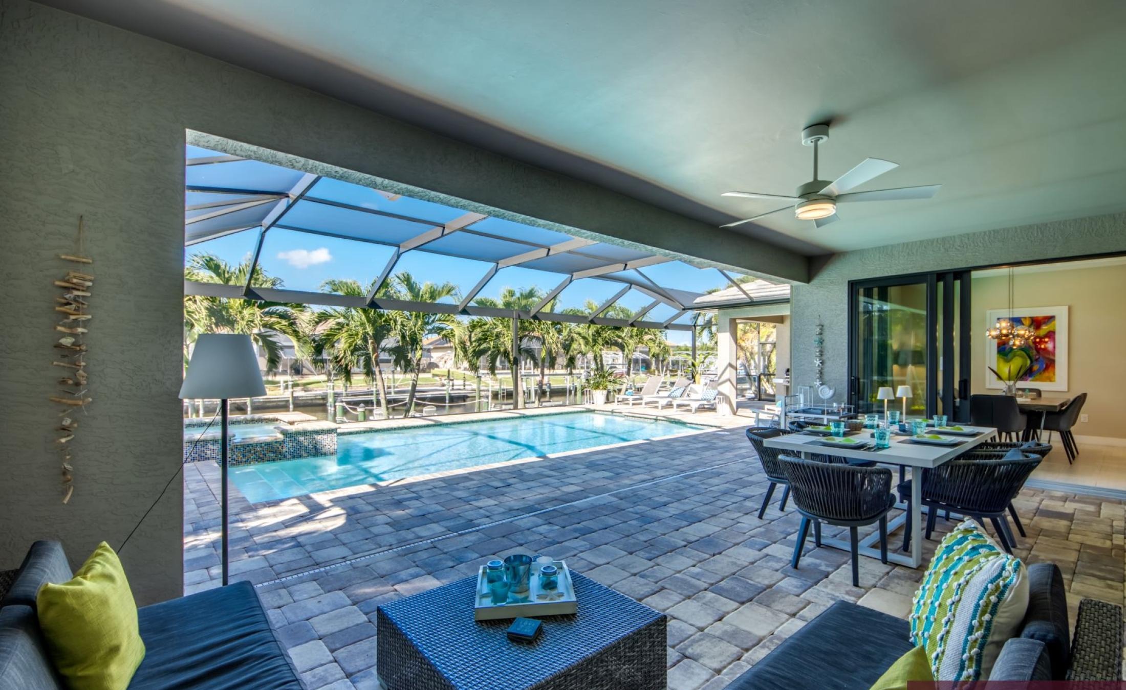 Moderne Villa am Kanal mit privatem Bootsdock, beheiztem Pool und Spa.