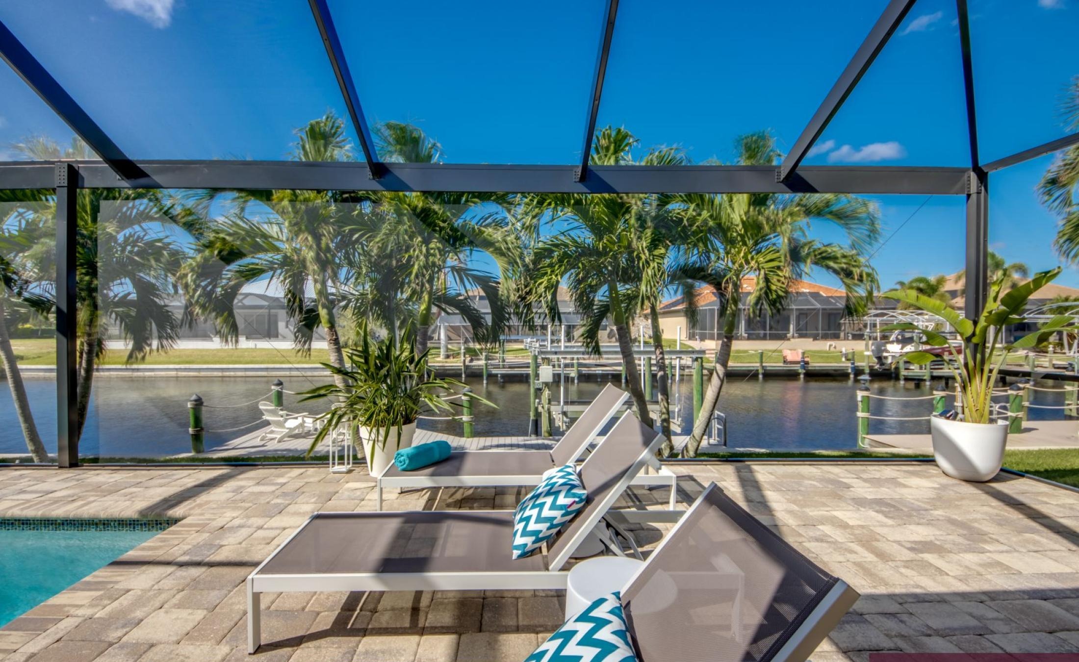 Beheizter Pool und Spa mit Blick auf den Kanal.