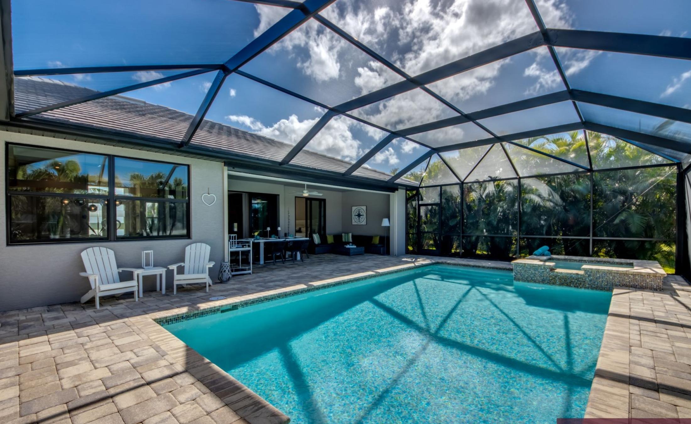 Beheizter Pool und Spa mit Blick auf den Kanal und privatem Bootsdock.