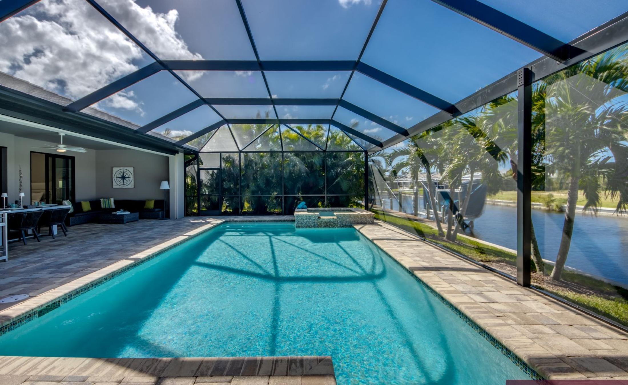 Moderne Villa am Kanal mit privatem Bootsdock, Bootslift sowie beheiztem Pool und Spa.