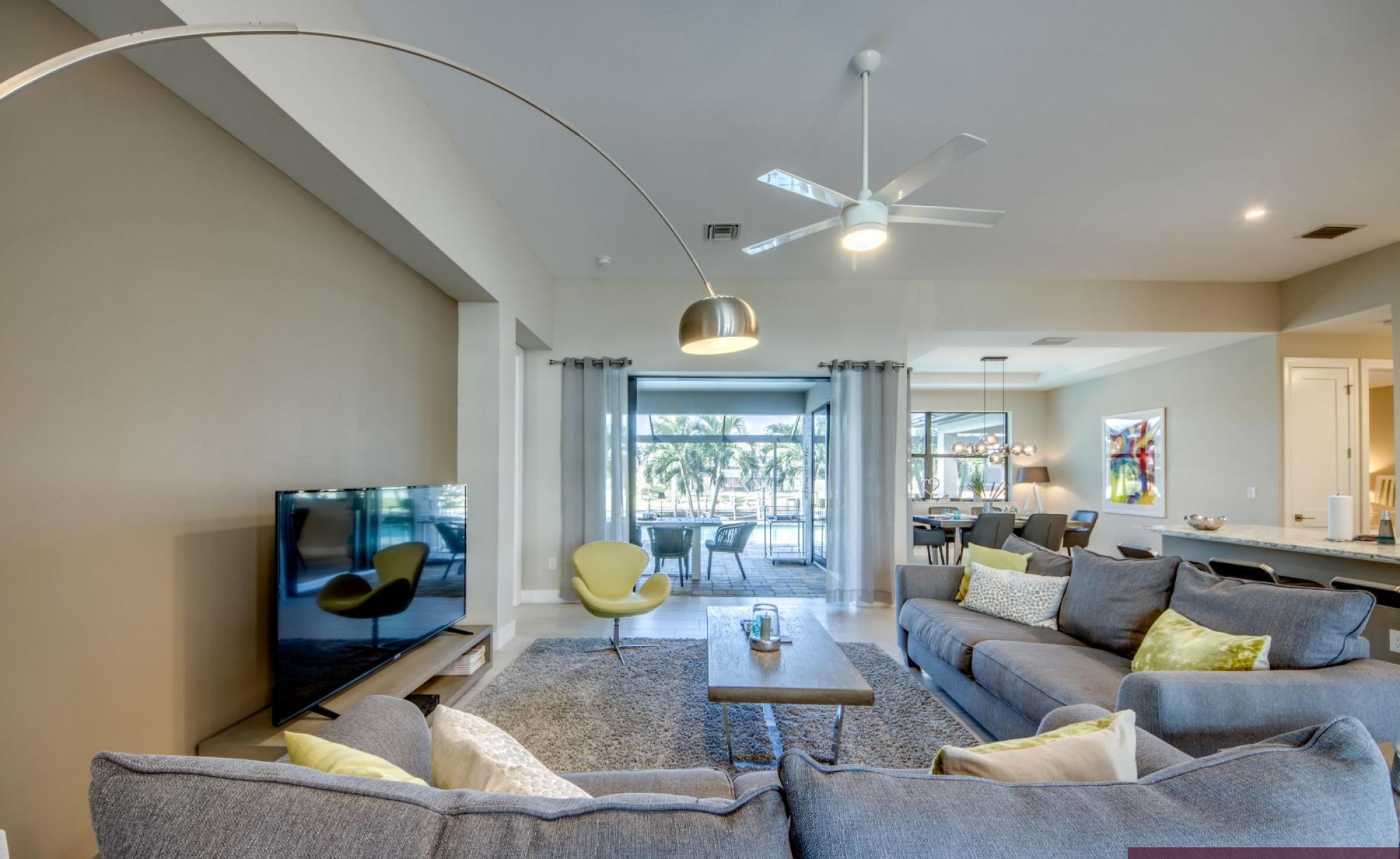 Moderne Villa am Kanal mit privatem Bootsdock, Bootslift sowie beheiztem Pool und Spa.