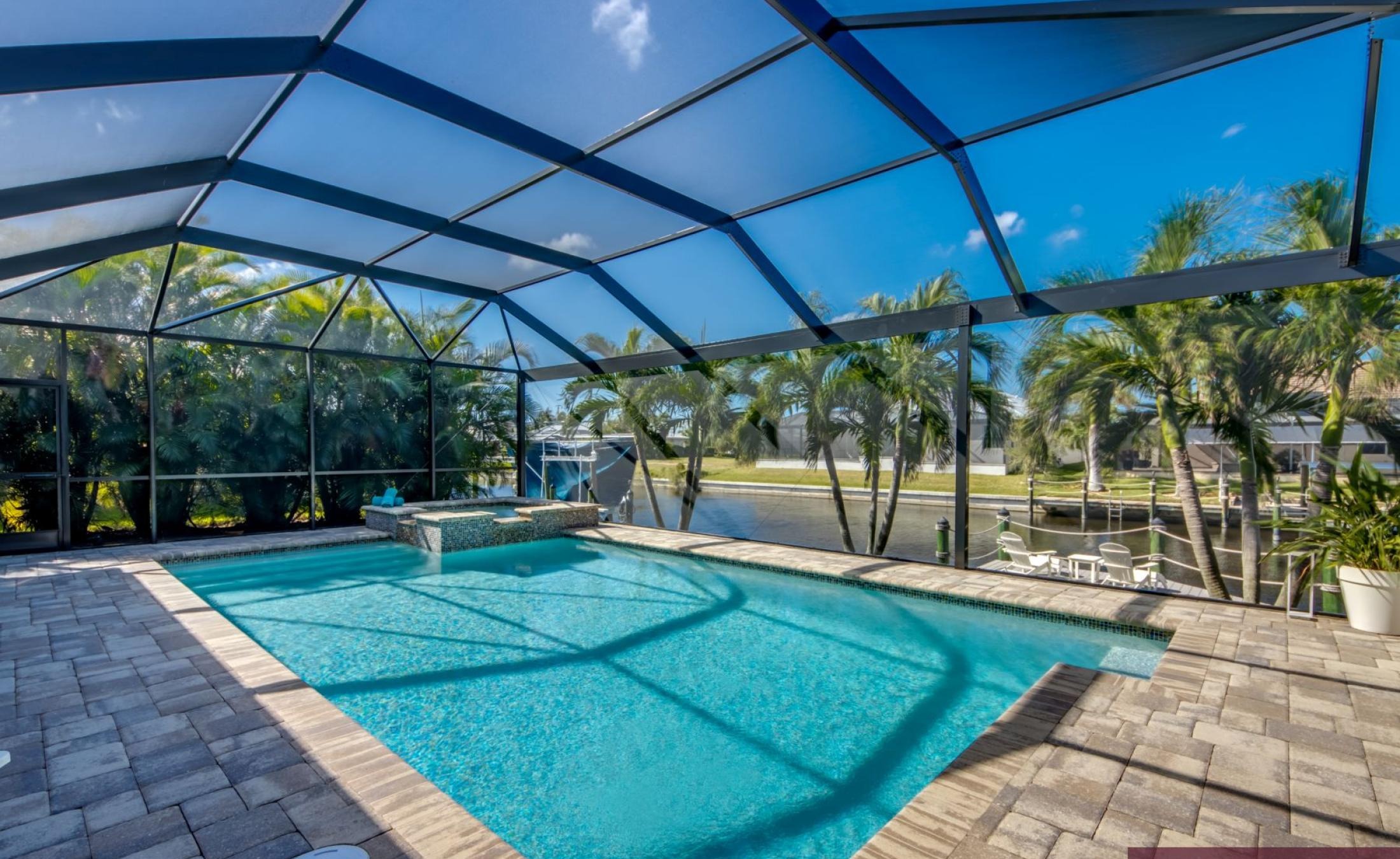 Moderne Villa am Kanal mit privatem Bootsdock, Bootslift sowie beheiztem Pool und Spa.