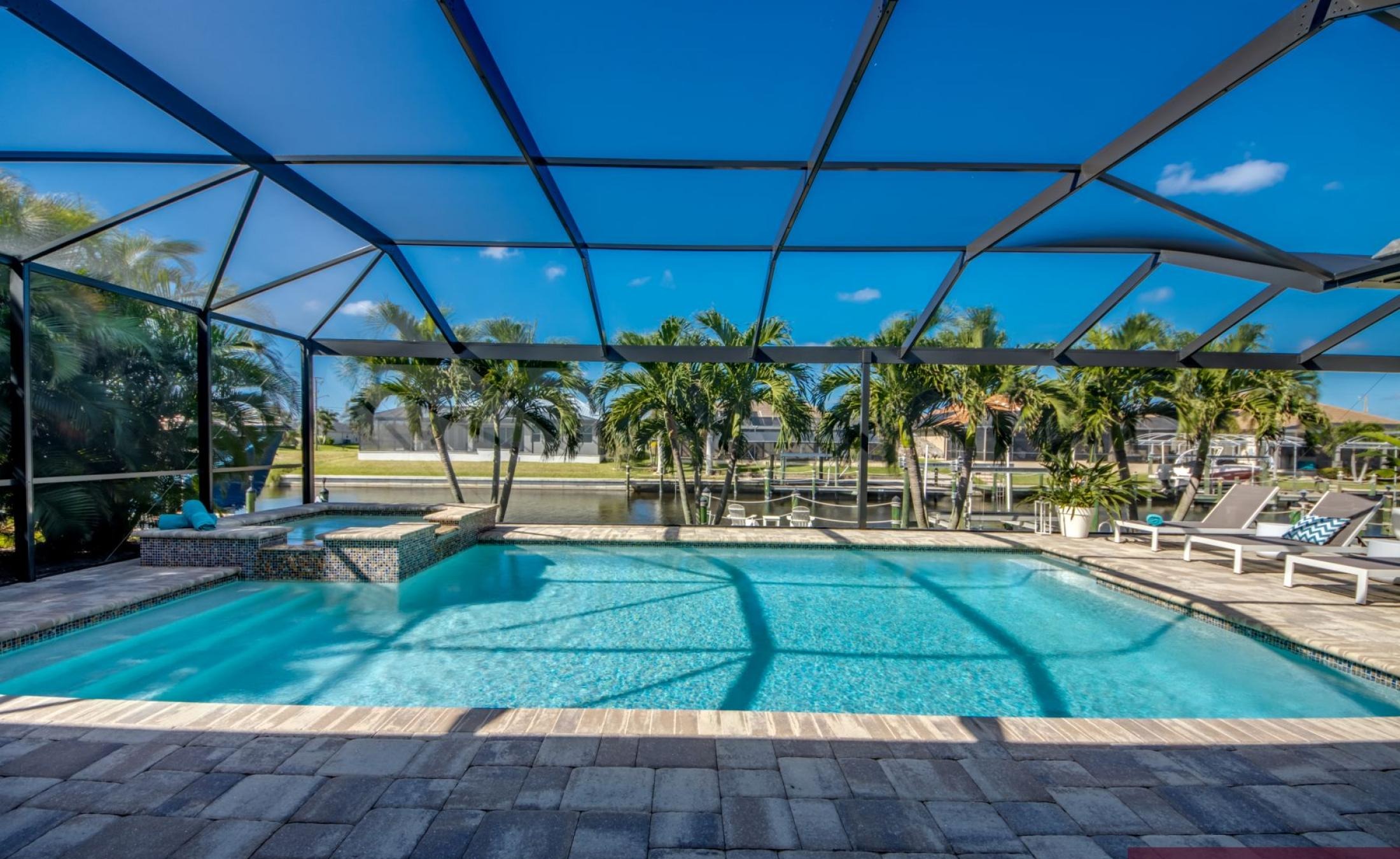 Beheizter Pool und Spa mit Blick auf den Kanal und privatem Bootsdock.