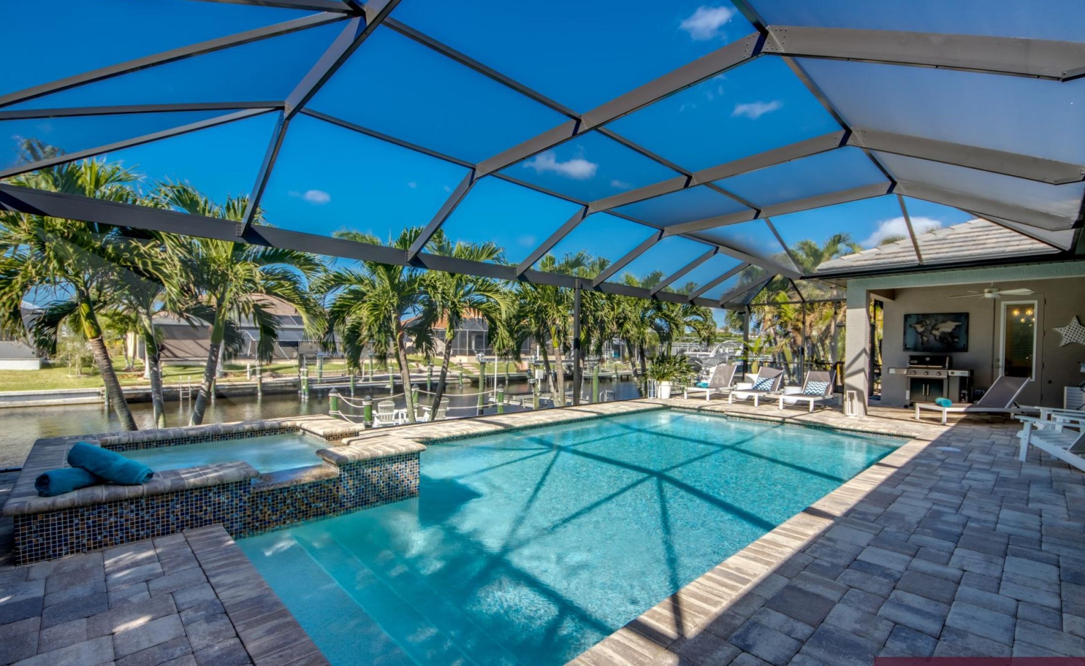 Beheizter Pool und Spa mit Blick auf den Kanal.