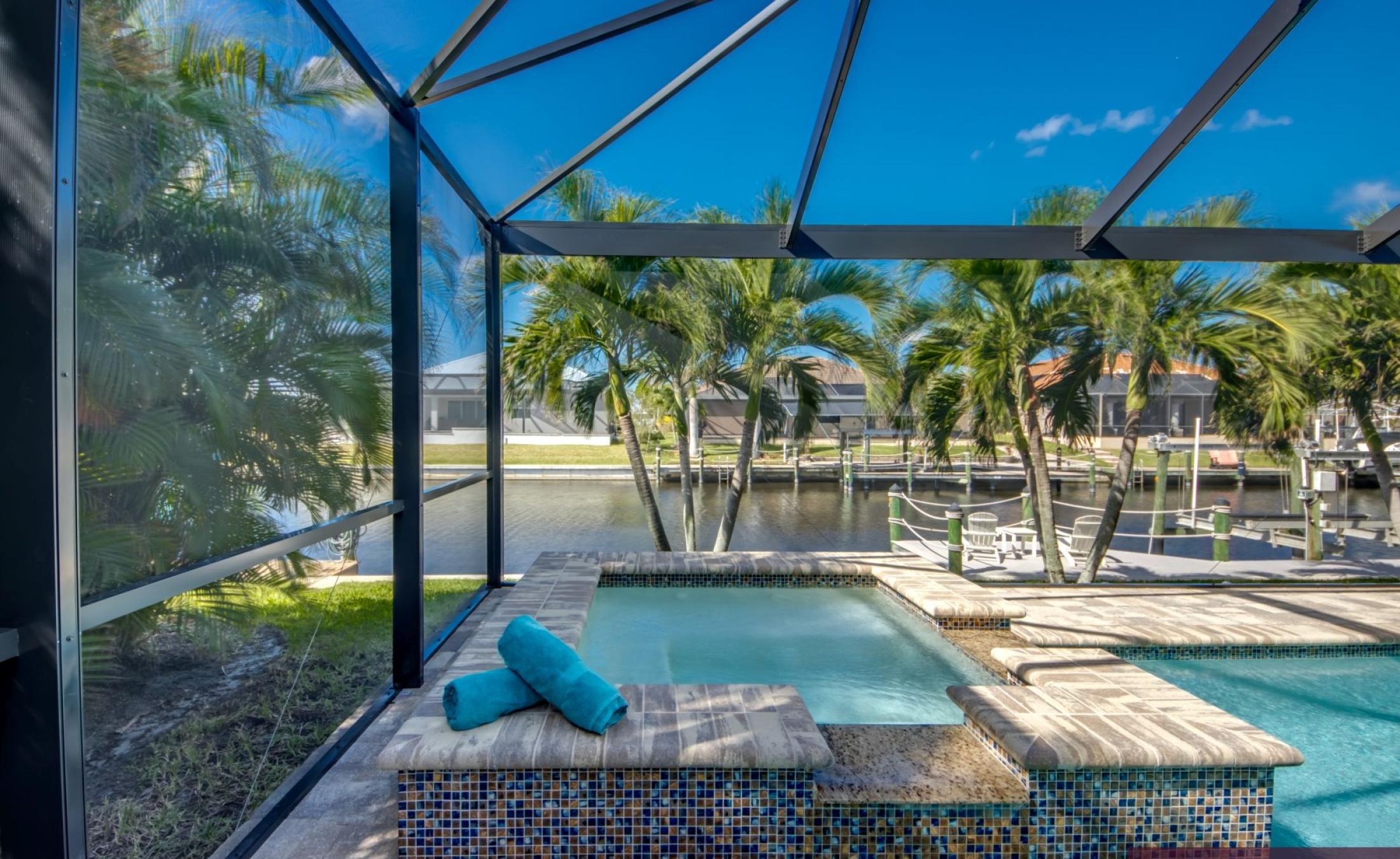 Beheizter Pool und Spa mit Blick auf den Kanal und privatem Bootsdock.