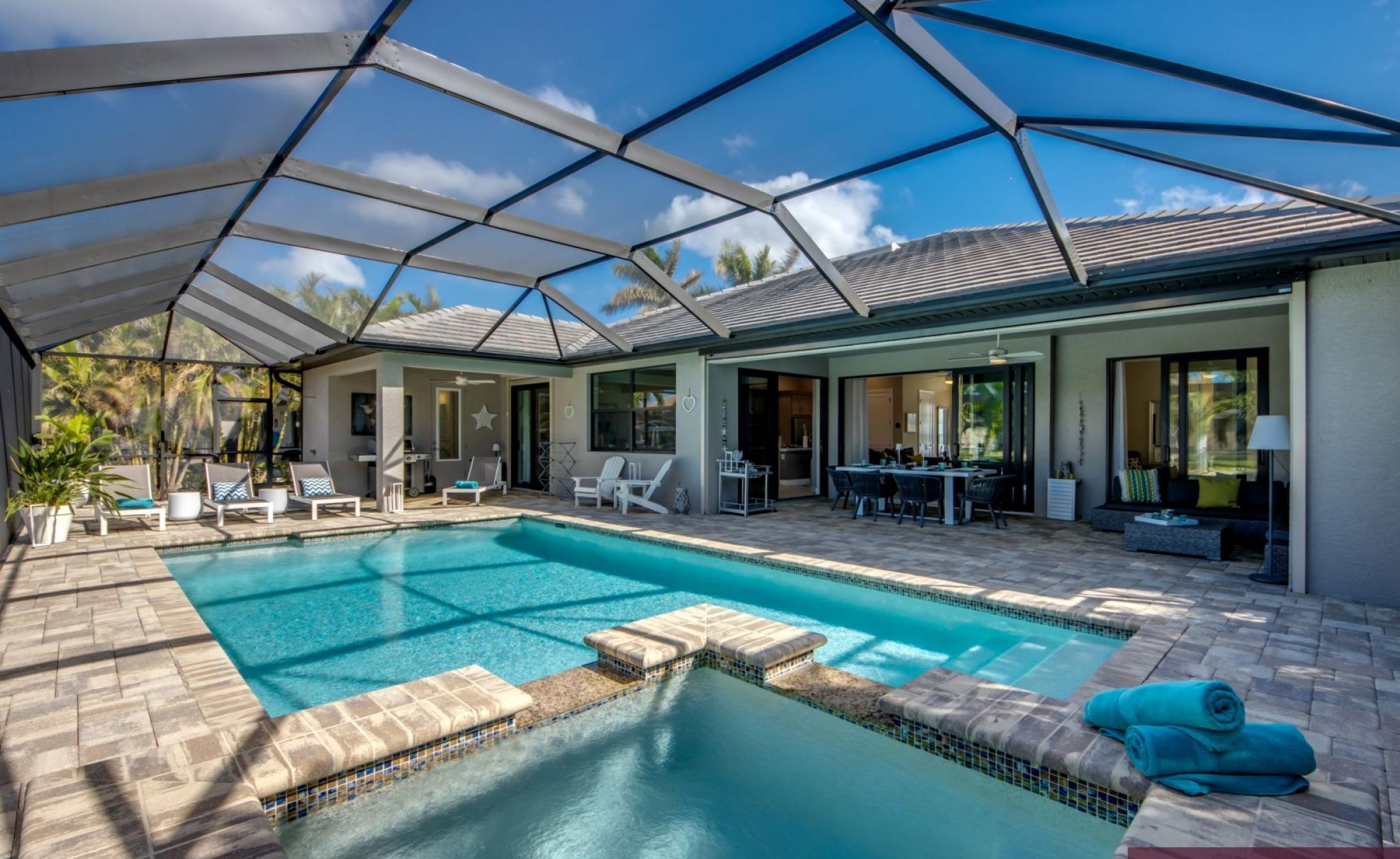 Beheizter Pool und Spa mit Blick auf den Kanal und Bootsdock.
