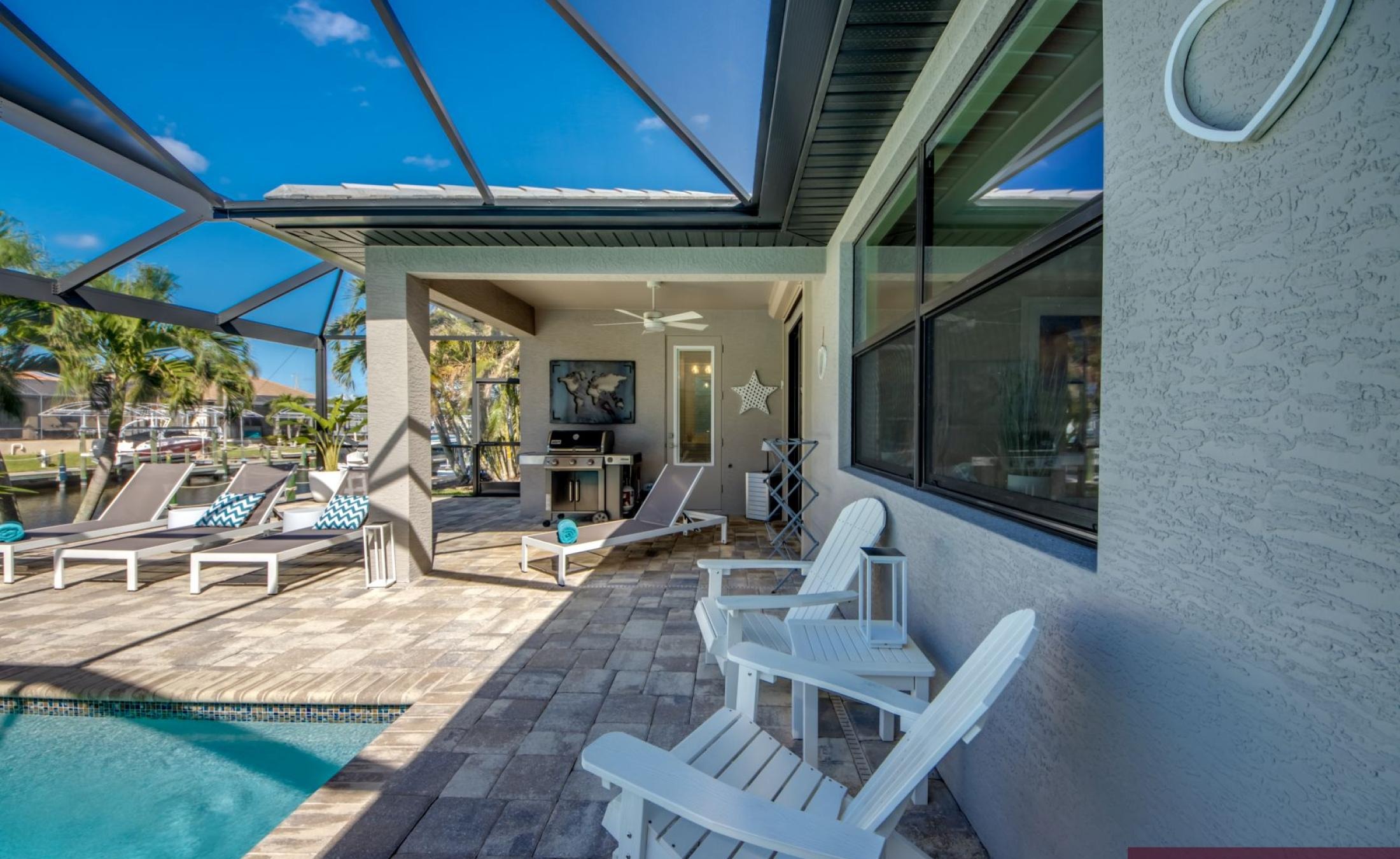 Beheizter Pool und Spa mit Blick auf den Kanal und privatem Bootsdock.