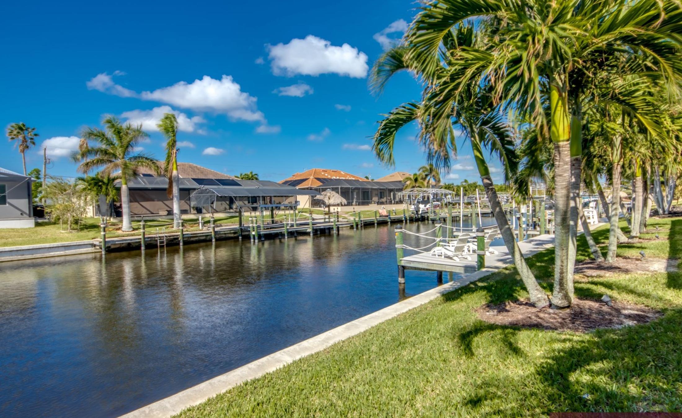 Beheizter Pool und Spa mit Blick auf den Kanal.