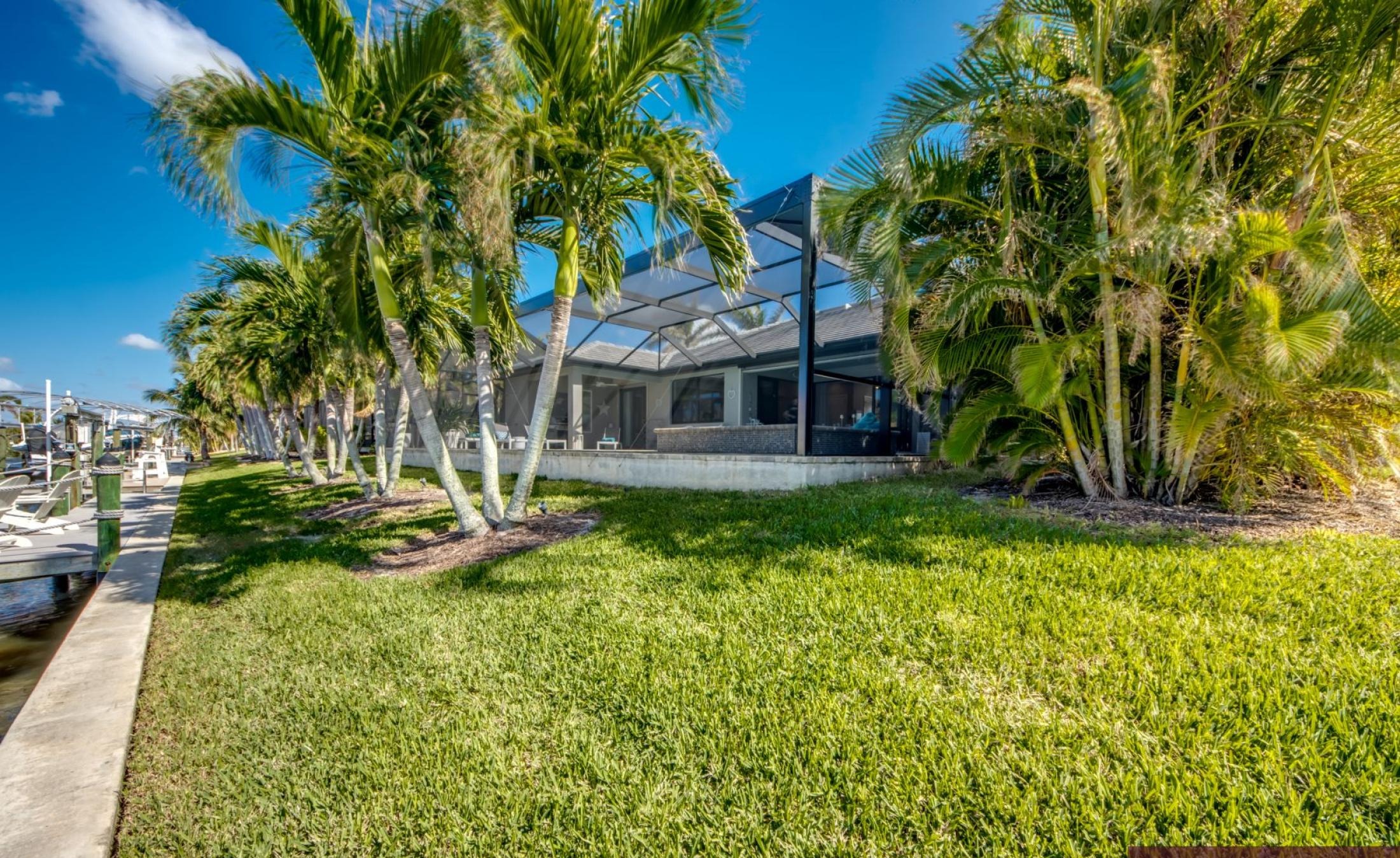 Moderne Villa am Kanal mit privatem Bootsdock, Pool und Spa.