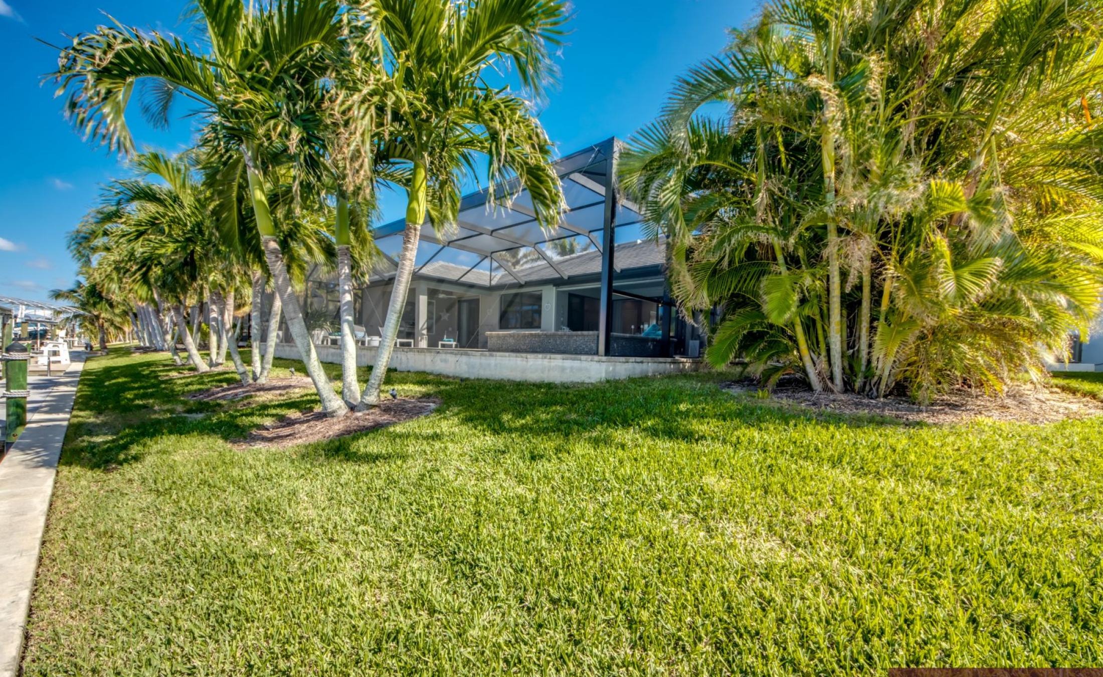 Beheizter Pool und Spa mit Blick auf den Kanal und privatem Bootsdock.