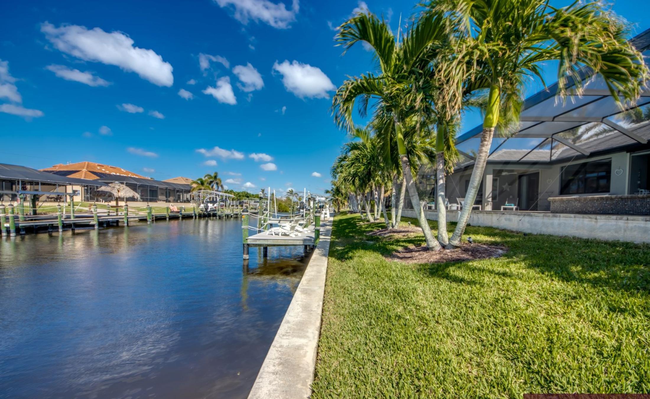 Beheizter Pool und Spa mit Blick auf den Kanal.
