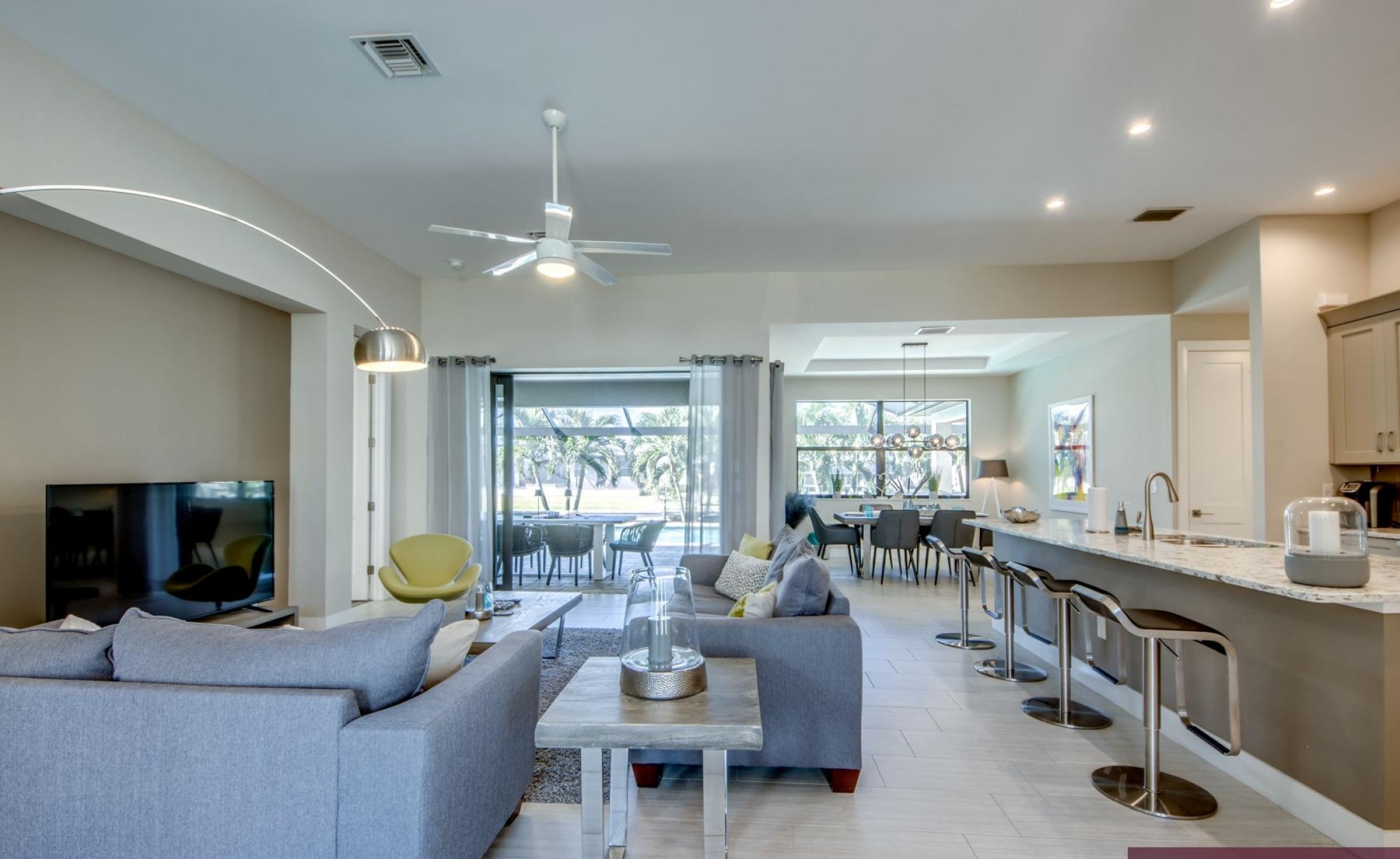 Moderne Villa am Kanal mit privatem Bootsdock und Bootslift.