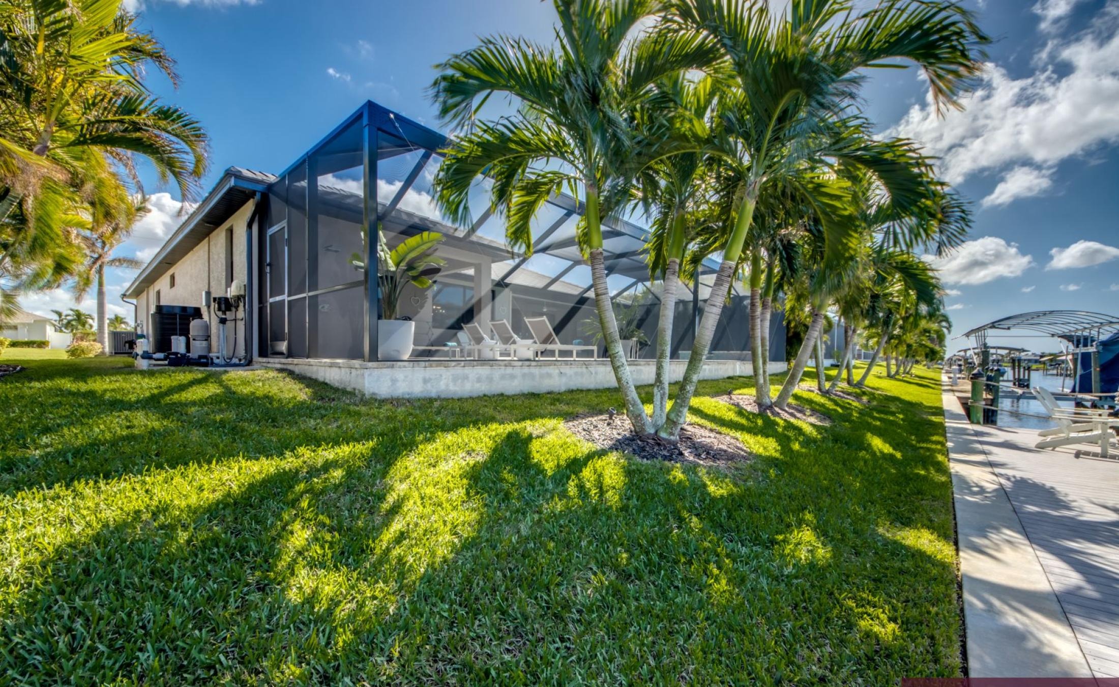 Moderne Villa am Kanal mit privatem Bootsdock, Bootslift sowie beheiztem Pool und Spa.