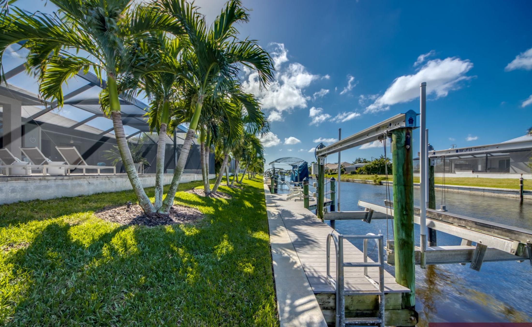 Moderne Villa am Kanal mit privatem Bootsdock, beheiztem Pool und Spa.