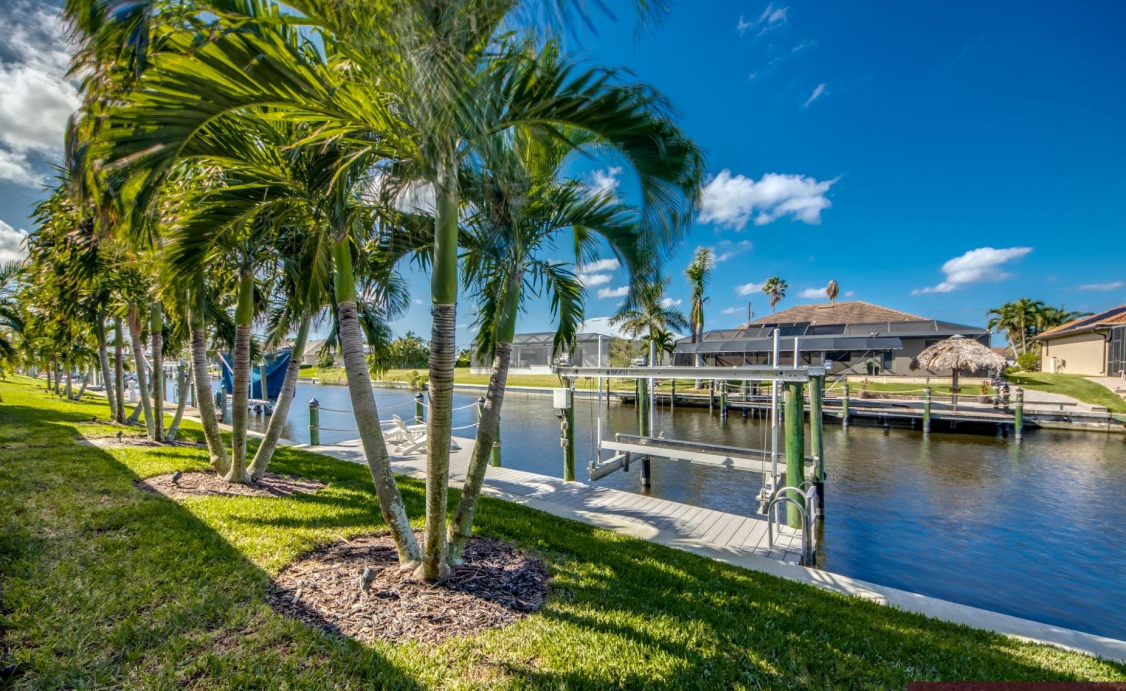 Beheizter Pool und Spa mit Blick auf den Kanal und privatem Bootsdock.