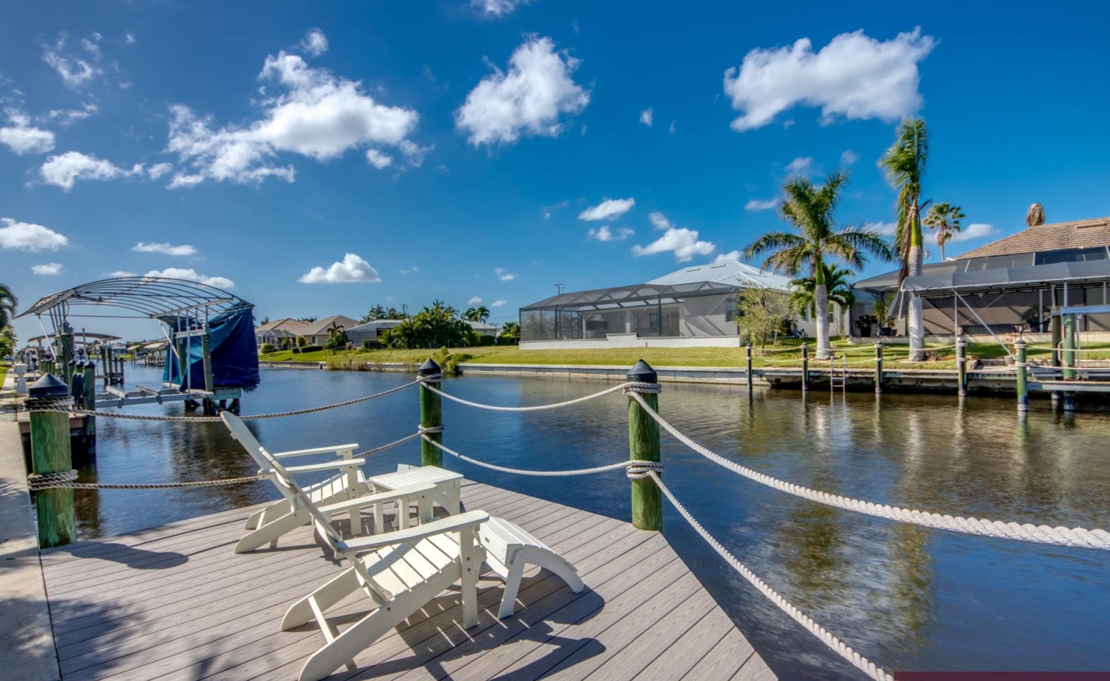 Beheizter Pool und Spa mit Blick auf den Kanal und privatem Bootsdock.