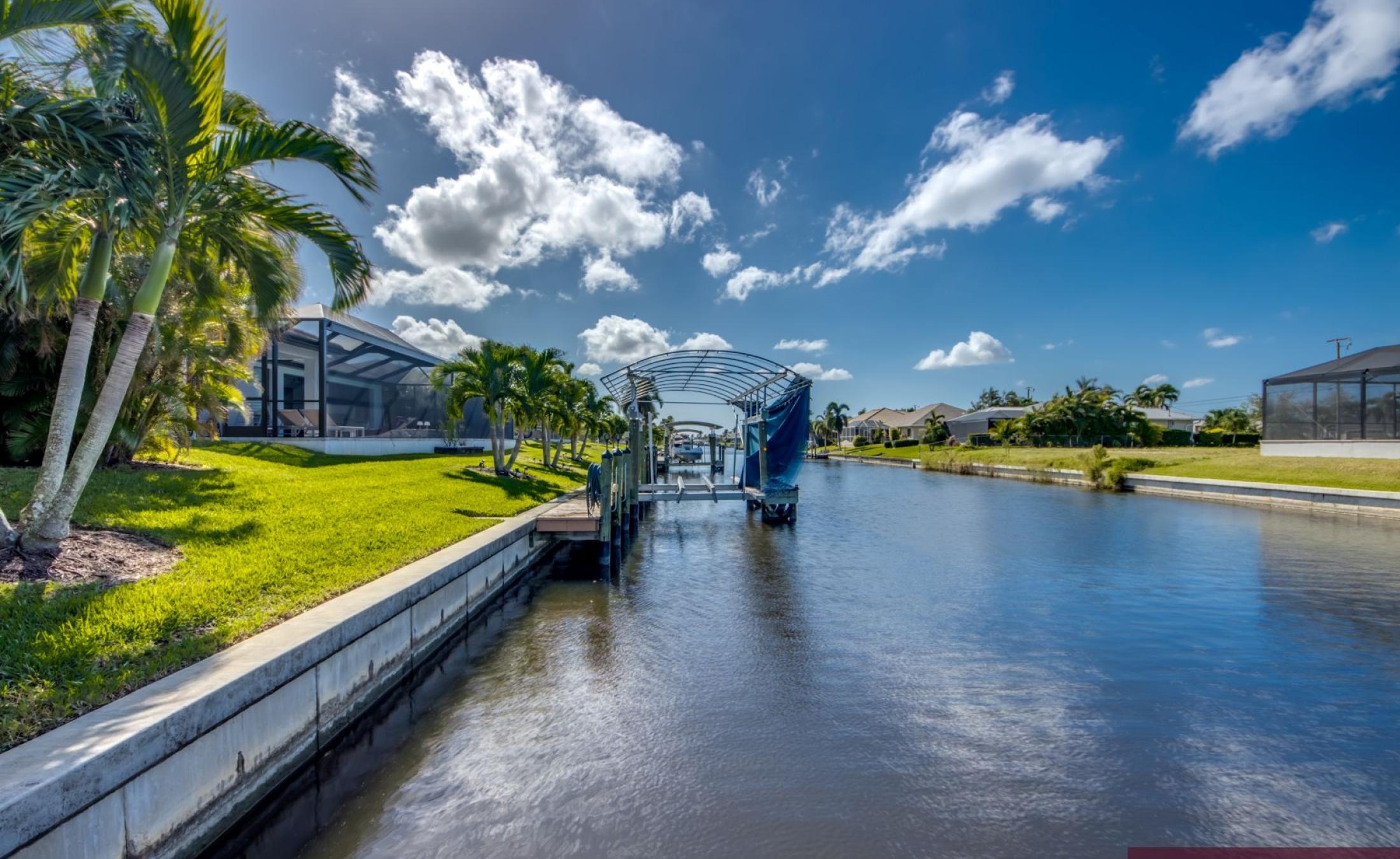 Moderne Waterfront-Villa am Kanal mit Bootsdock/Bootslift sowie beheiztem Pool und Spa.