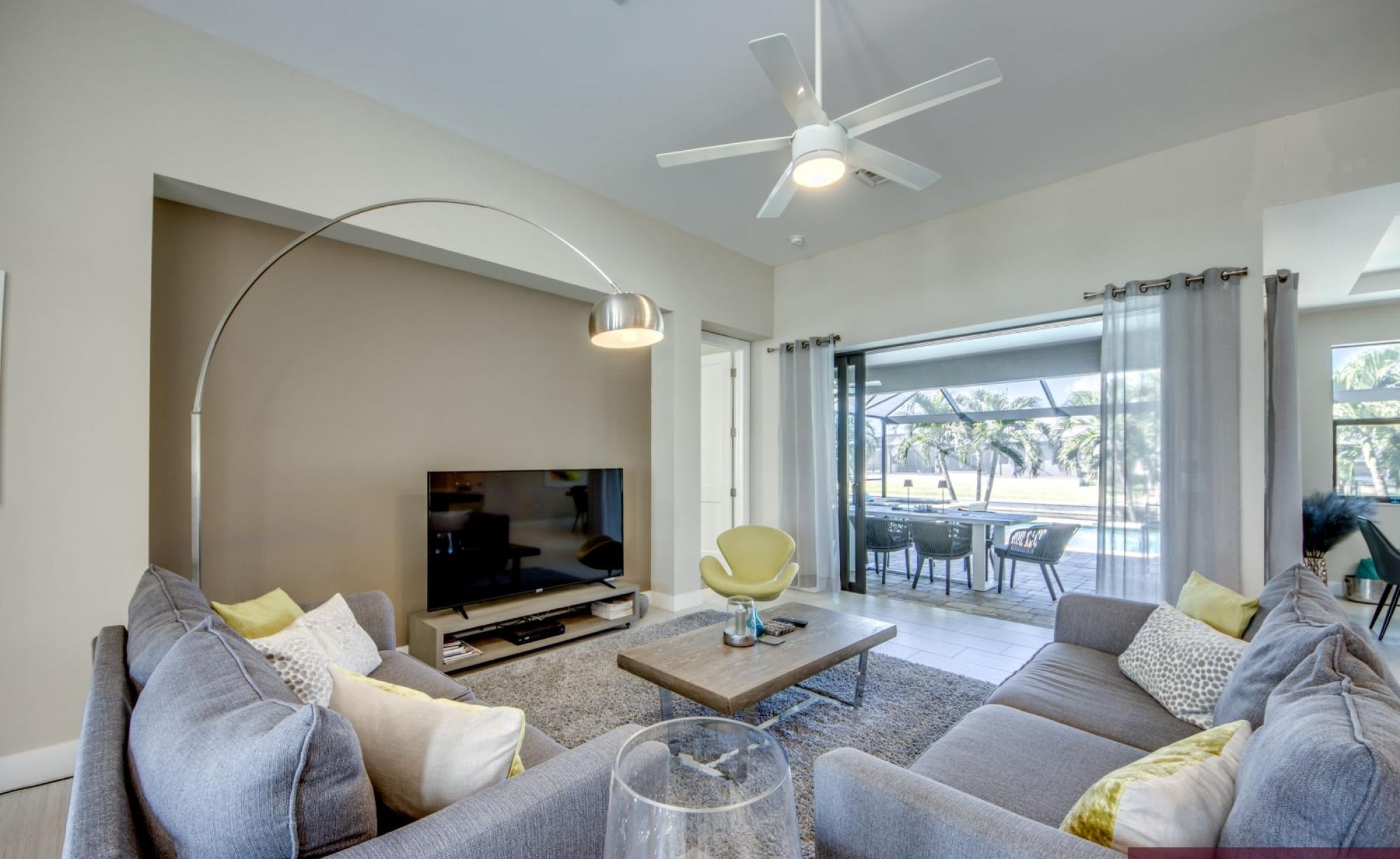 Beheizter Pool und Spa mit Blick auf den Kanal und privatem Bootsdock.