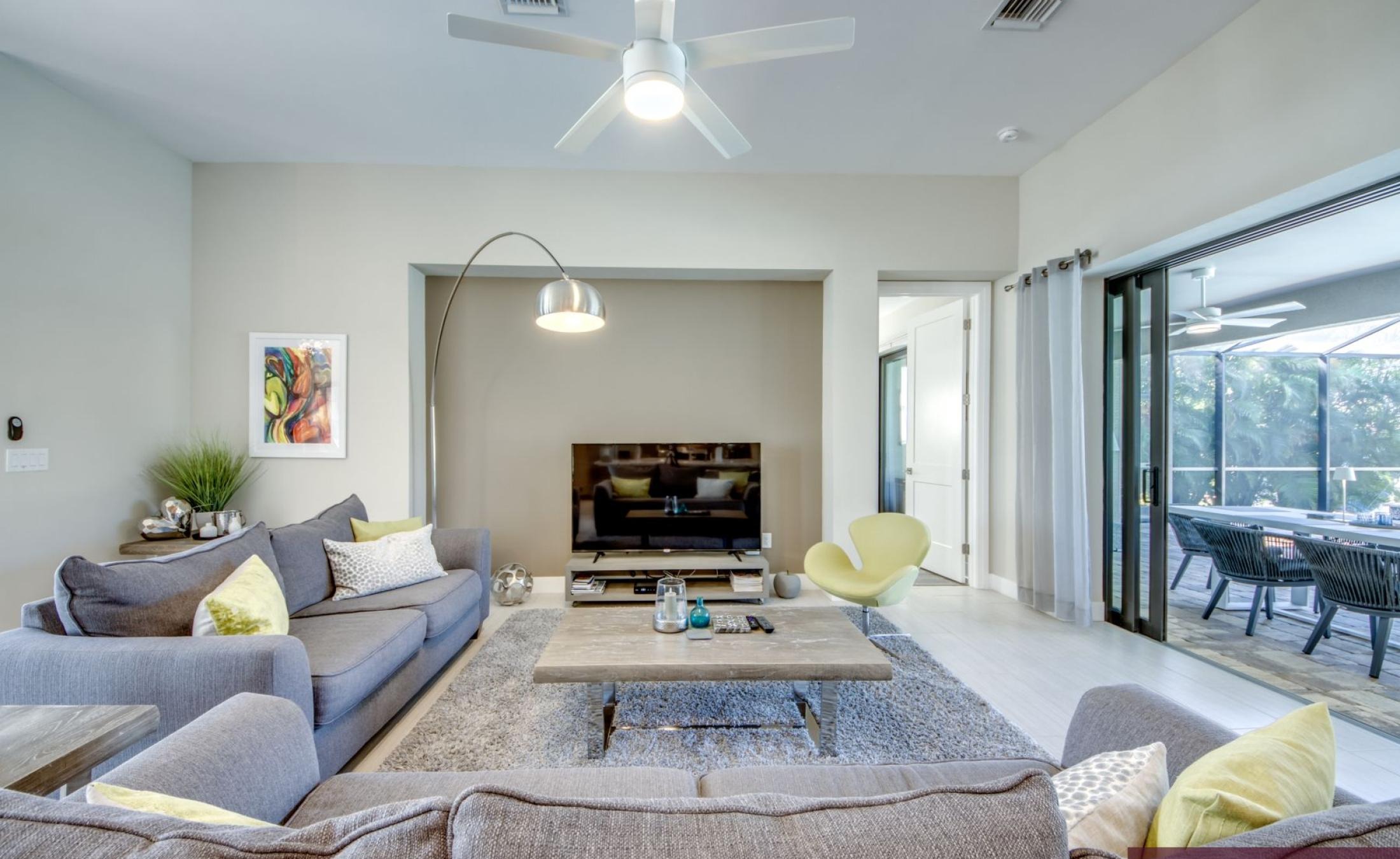 Moderne Villa am Kanal mit privatem Bootsdock, Bootslift sowie beheiztem Pool und Spa.