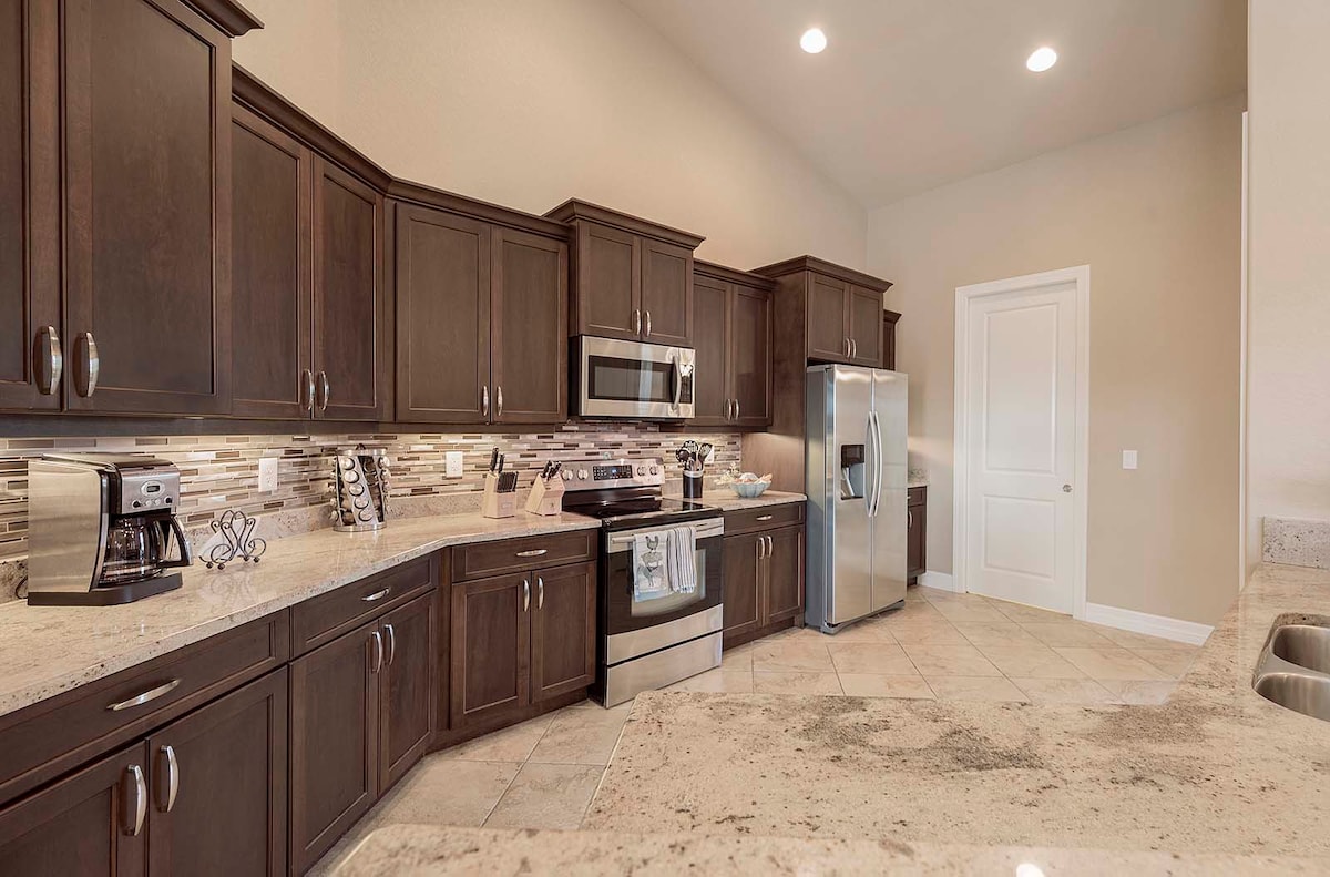Terrasse am Kanal mit Blick aufs Wasser und Bootsdock.