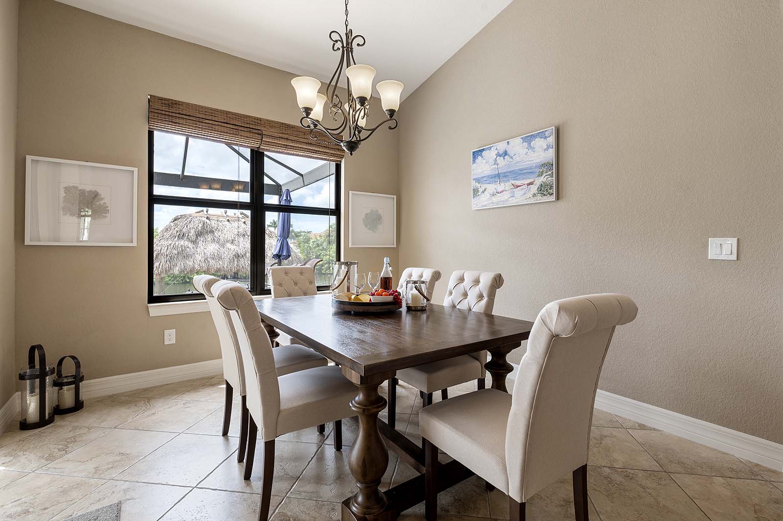 Terrasse am Kanal mit Blick aufs Wasser und privatem Bootsdock.