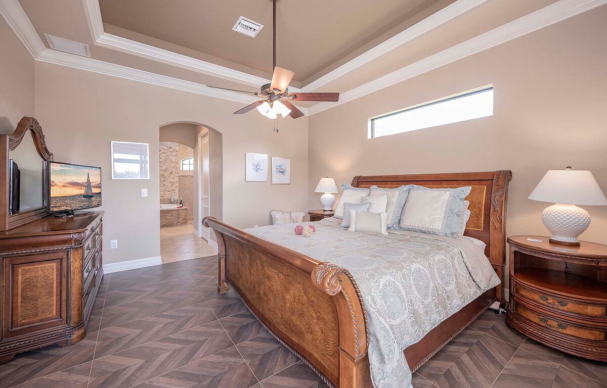 Terrasse am Kanal mit Blick aufs Wasser und privatem Bootsdock.