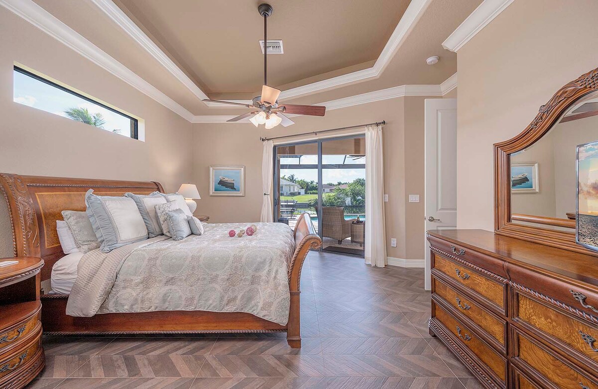 Privates Bootsdock am Kanal mit Blick aufs Wasser.