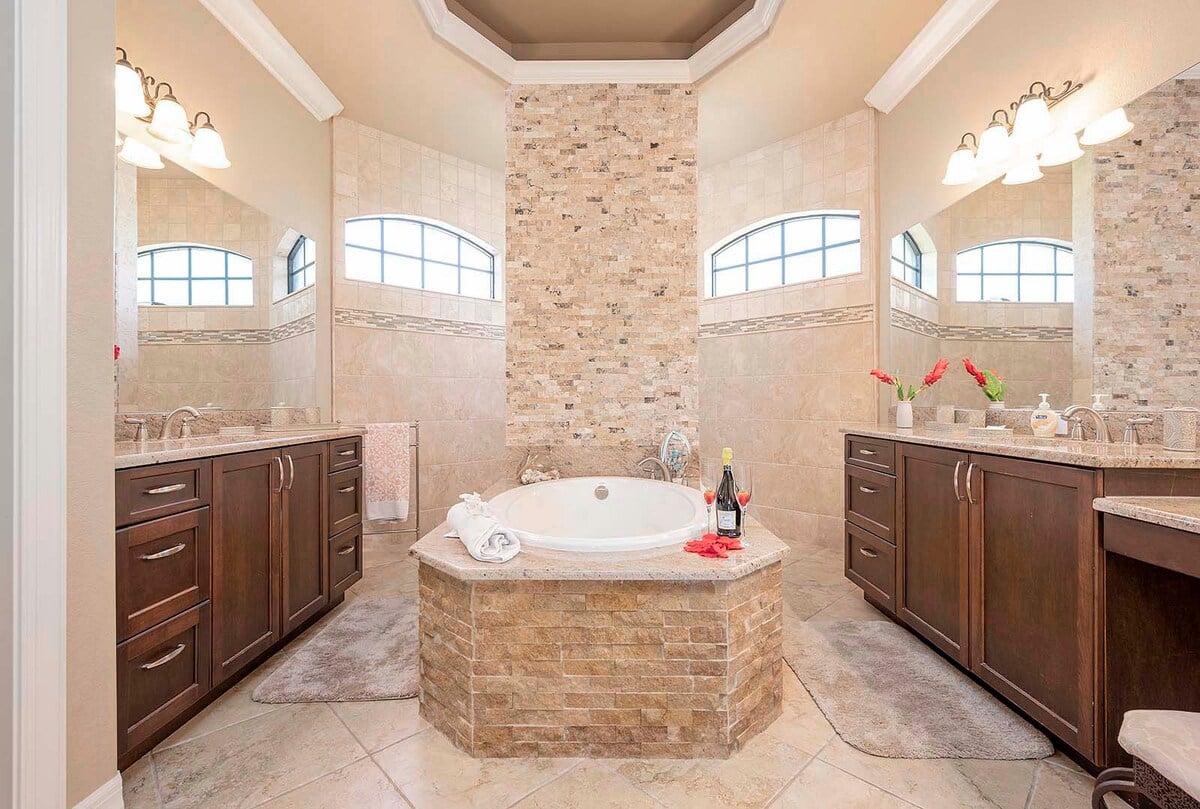 Privates Bootsdock am Kanal mit Blick aufs Wasser.