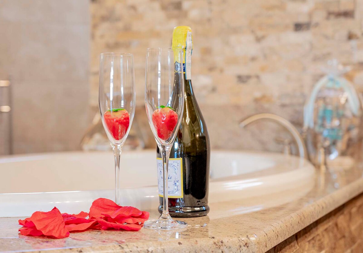 Terrasse am Kanal mit Blick aufs Wasser und privatem Bootsdock.