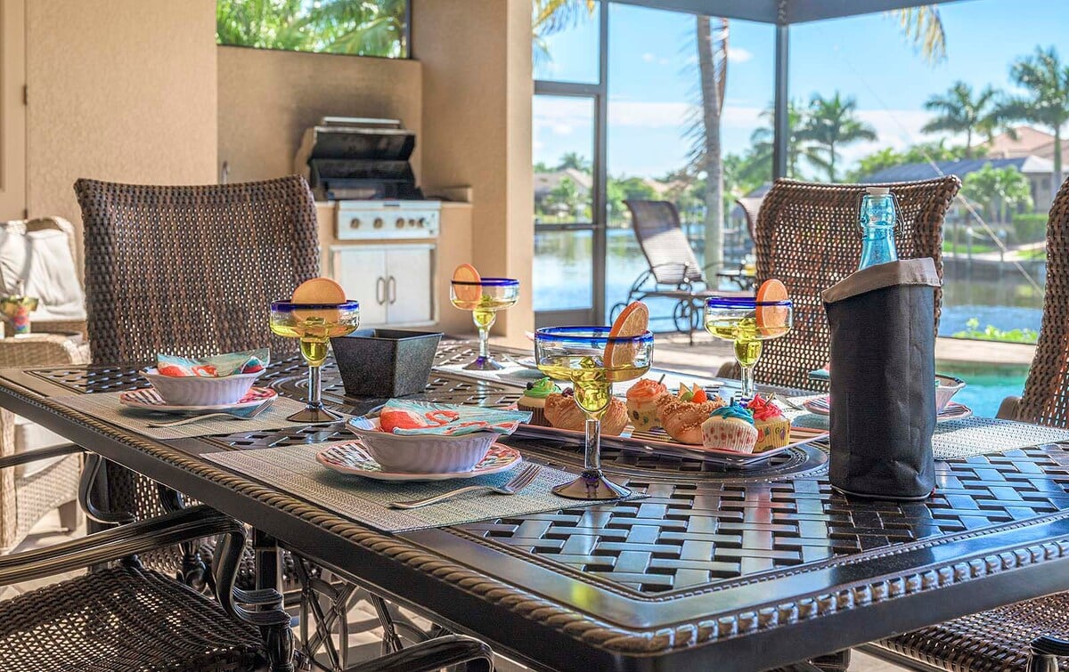 Terrasse am Kanal mit Blick aufs Wasser und Bootsdock.