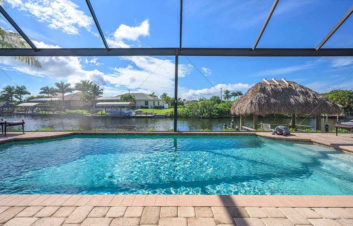 Terrasse am Kanal mit Blick aufs Wasser und privatem Bootsdock.