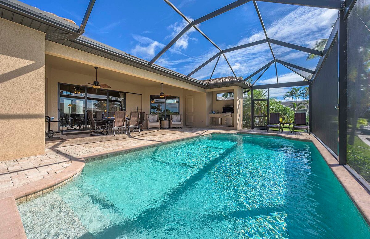 Terrasse am Kanal mit Blick aufs Wasser und Bootsdock.