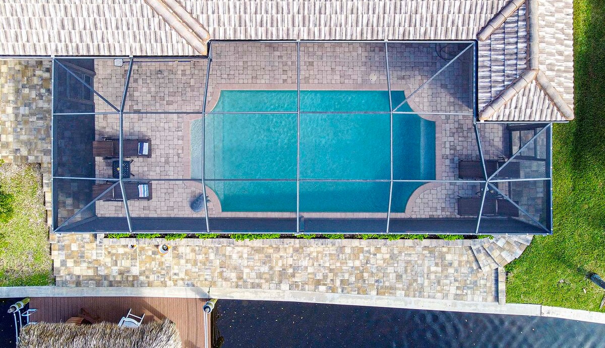 Bootsdock am Kanal mit Kajaks und Blick aufs Wasser.