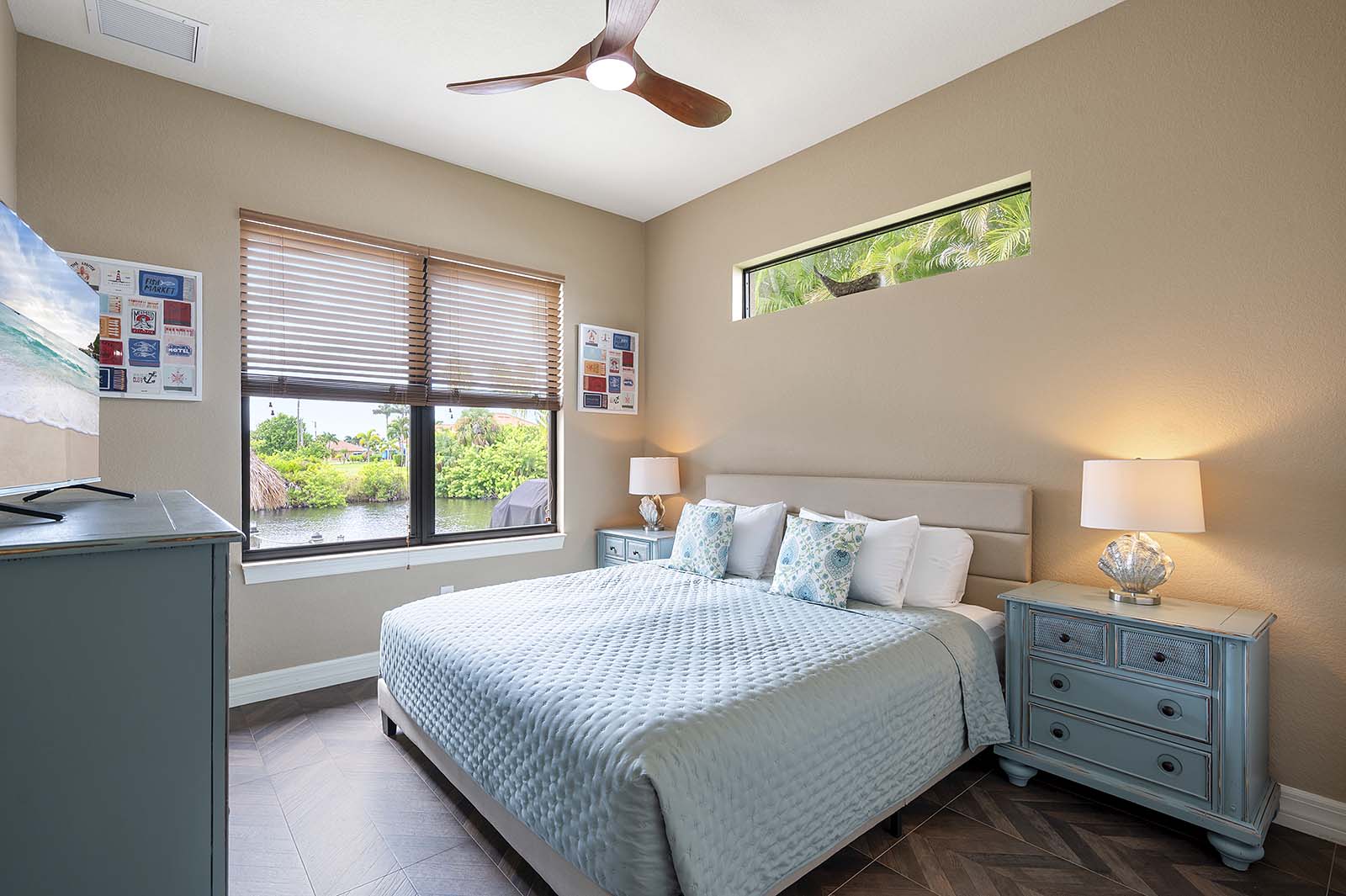 Privates Bootsdock am Kanal mit Sitzbereich und Blick aufs Wasser.