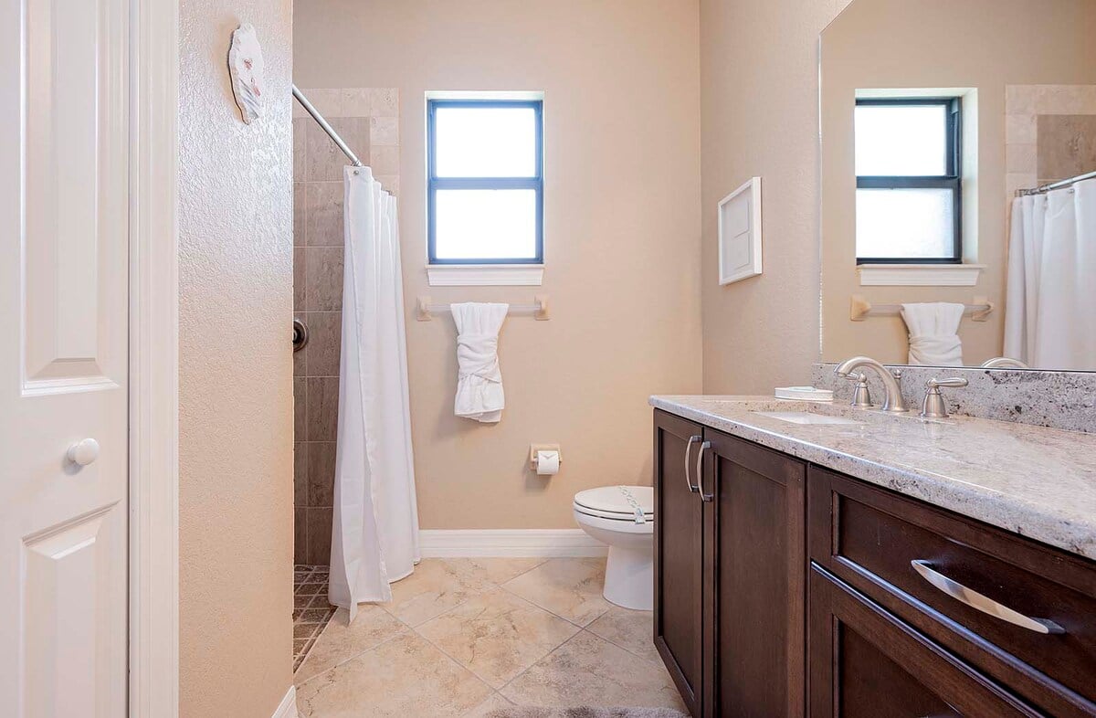 Privates Bootsdock am Kanal mit Blick aufs Wasser.