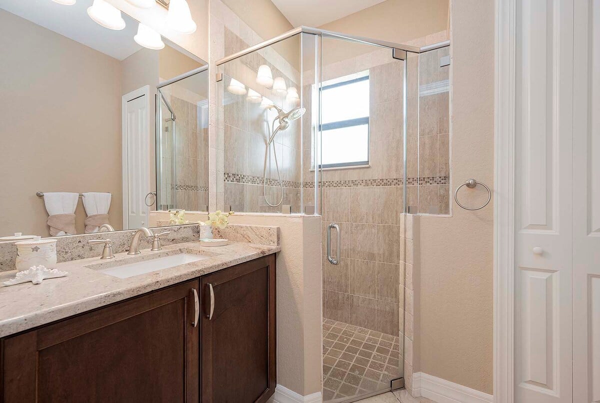 Privates Bootsdock am Kanal mit Kajaks und Blick aufs Wasser.