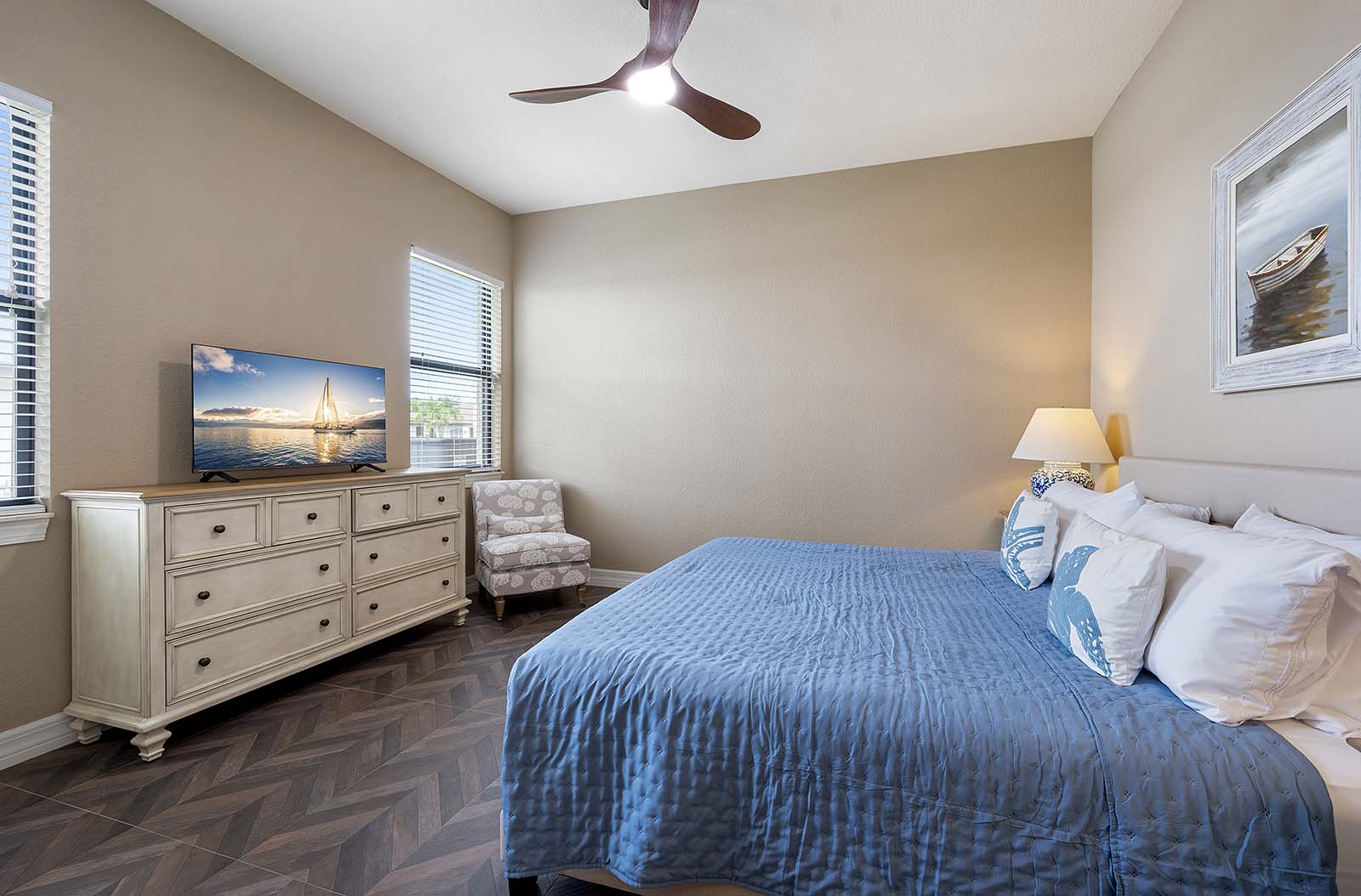 Terrasse am Kanal mit Blick aufs Wasser und privatem Bootsdock.