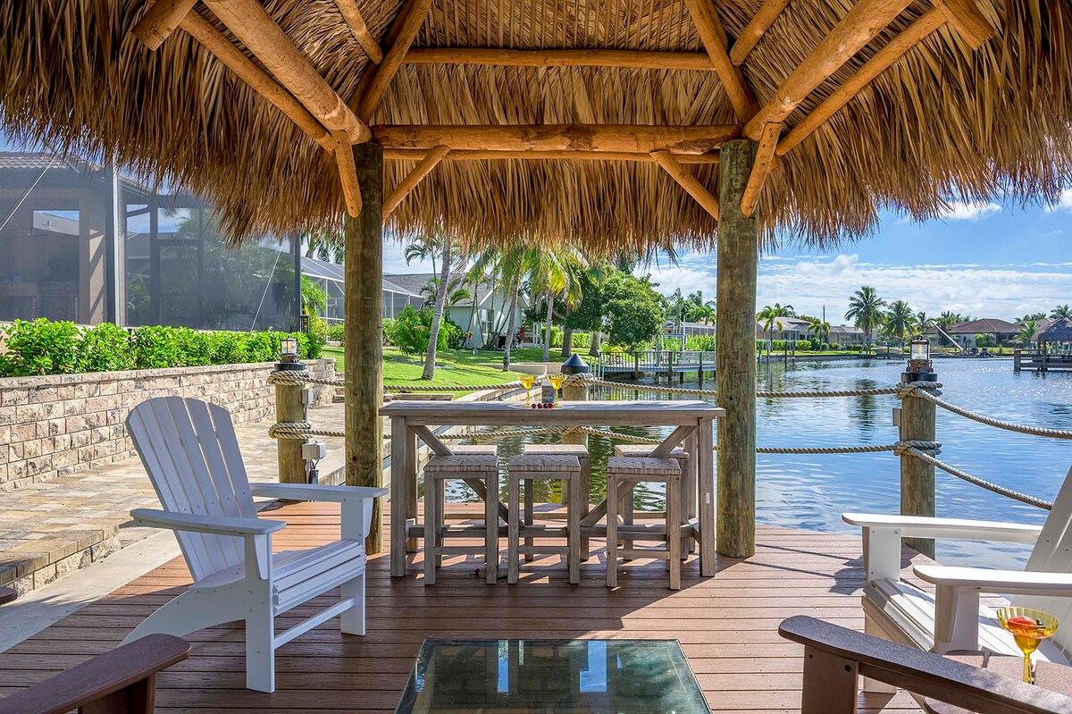 Privates Bootsdock am Kanal mit Kajaks und Blick aufs Wasser.