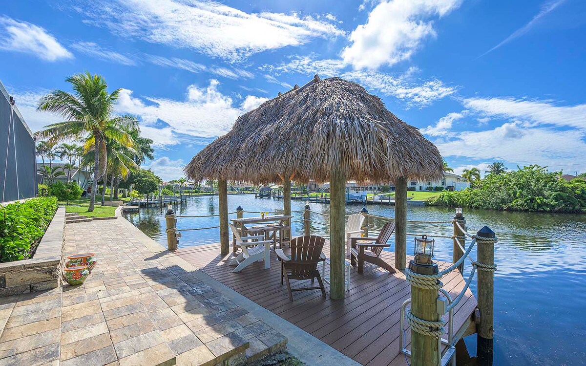 Terrasse am Kanal mit Blick aufs Wasser und Bootsdock.