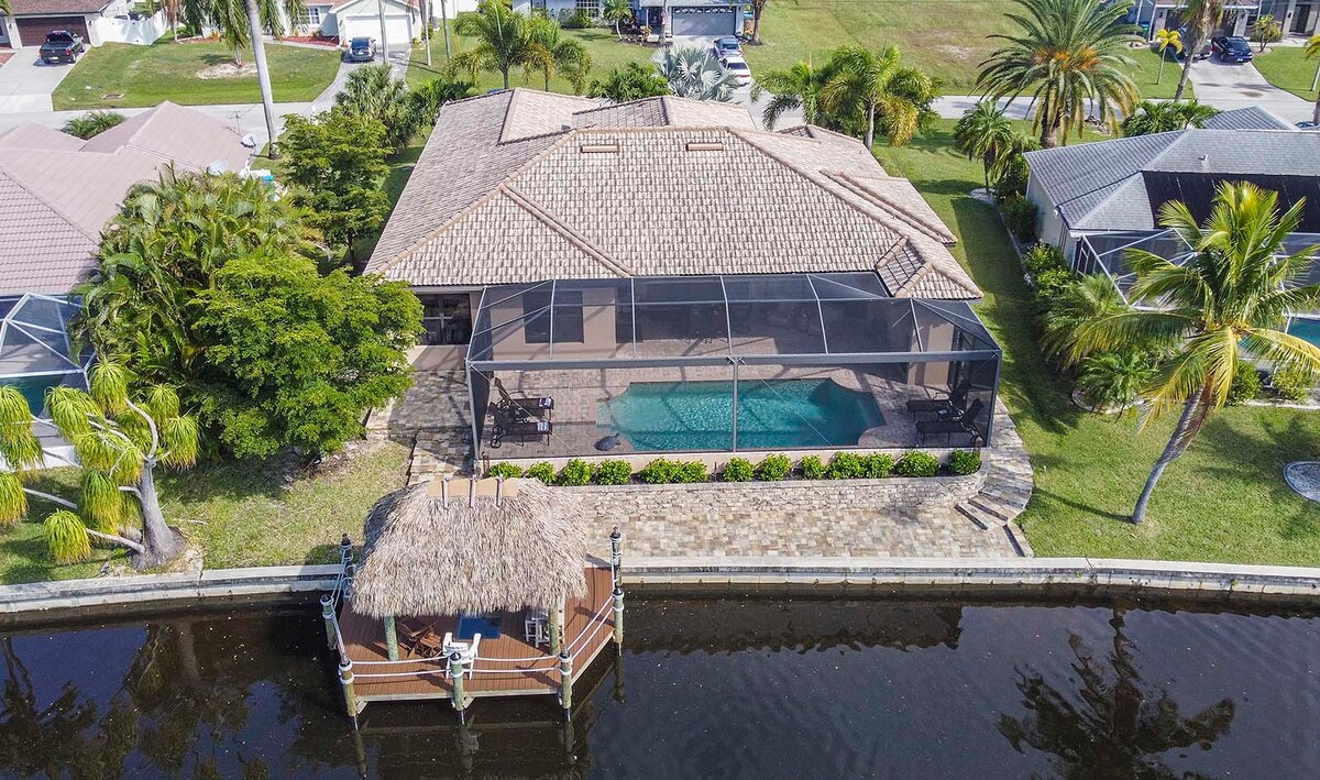Terrasse am Kanal mit Blick aufs Wasser und privatem Bootsdock.