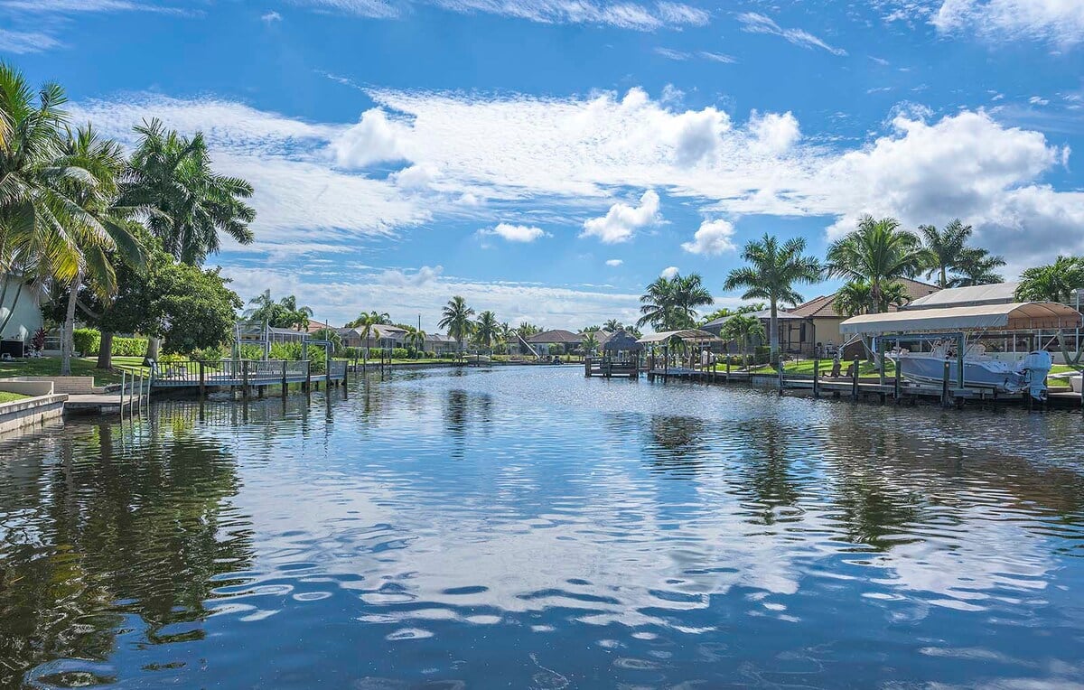 Terrasse am Kanal mit Blick aufs Wasser und privatem Bootsdock.