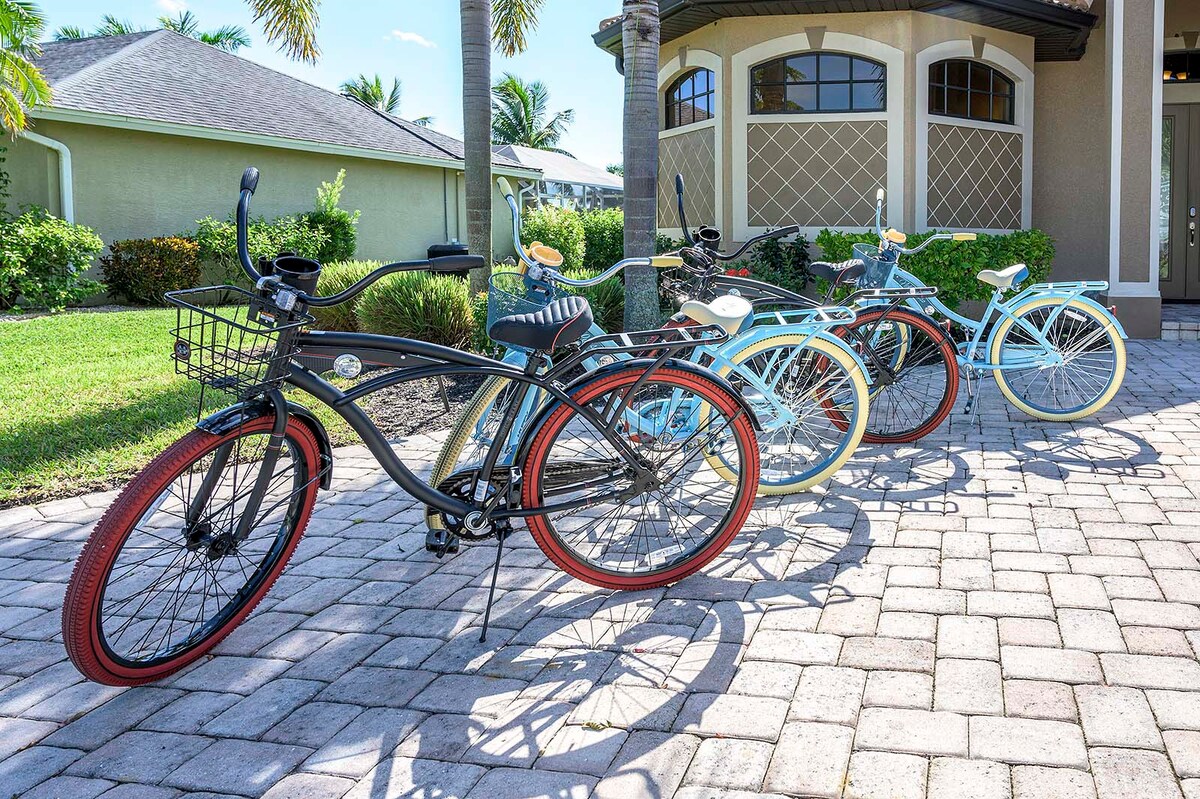 Blick vom Bootsdock auf den Kanal bei Sonnenuntergang.