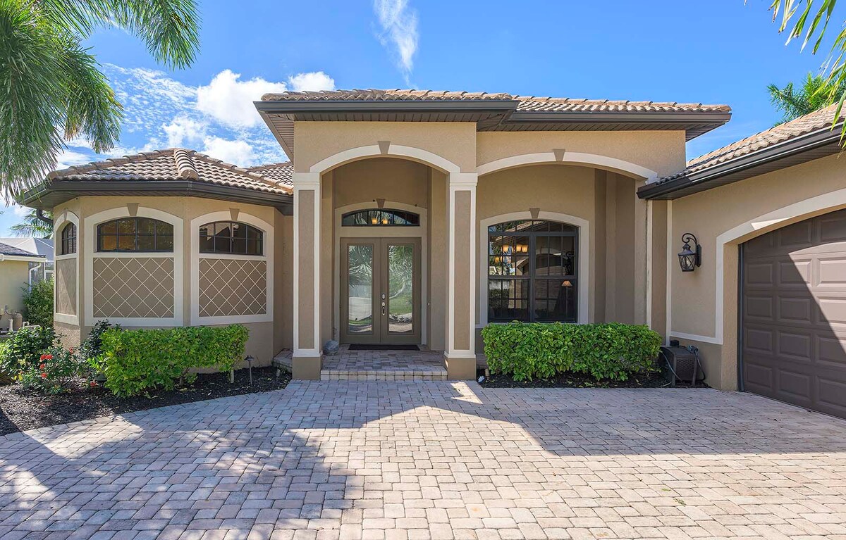 Terrasse am Kanal mit Blick aufs Wasser und privatem Bootsdock.
