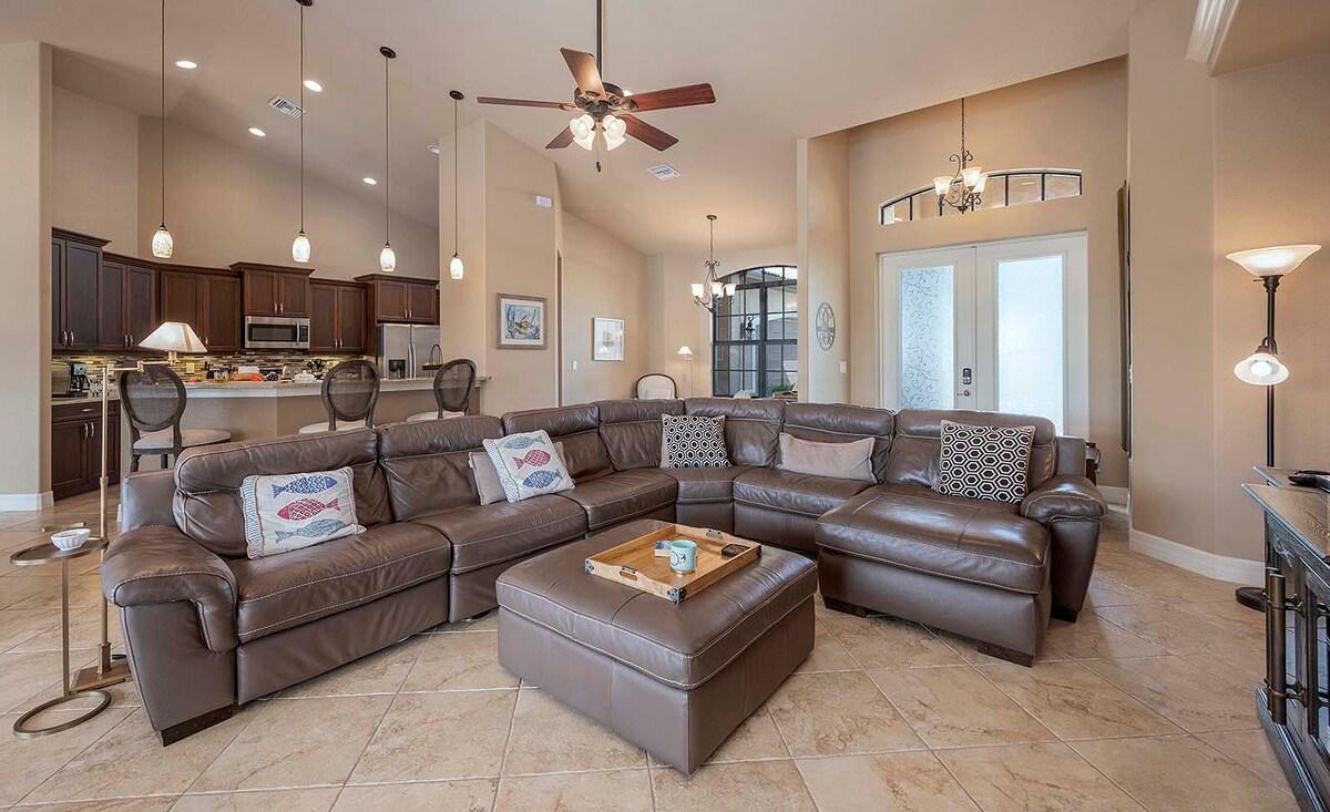 Terrasse am Kanal mit Blick aufs Wasser und Bootsdock.