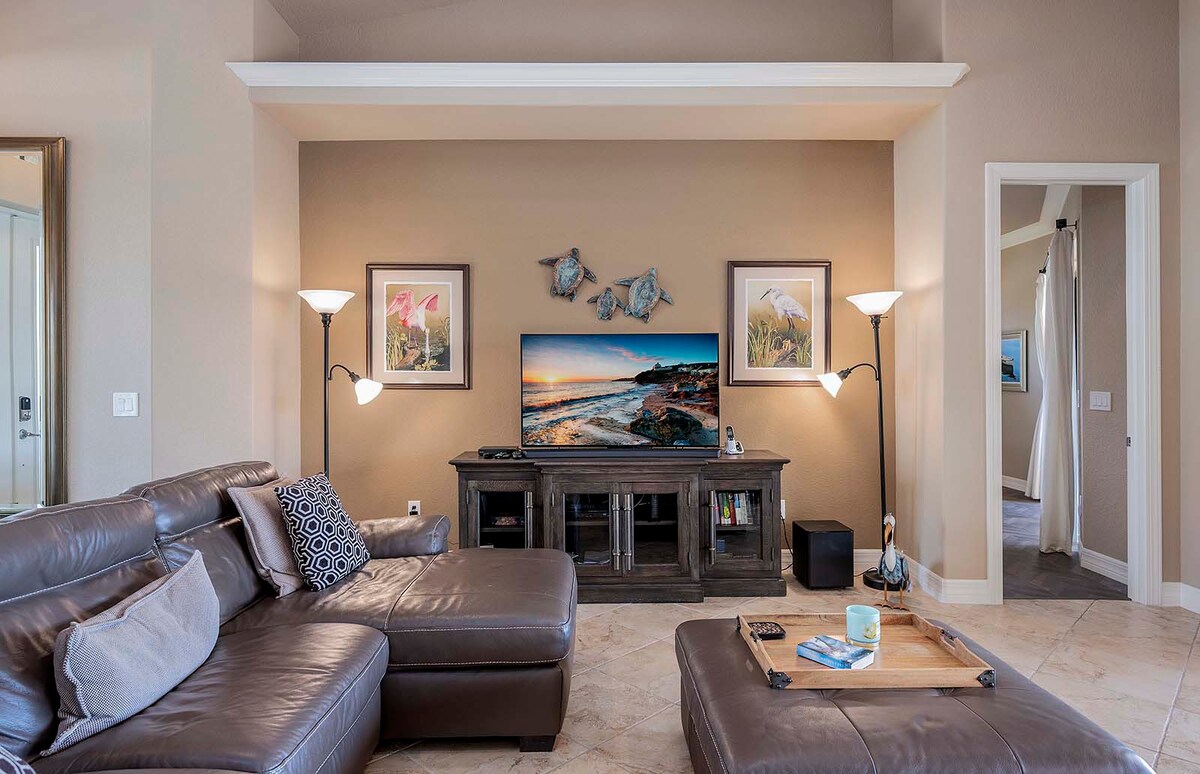 Terrasse am Kanal mit Blick aufs Wasser und Bootsdock.