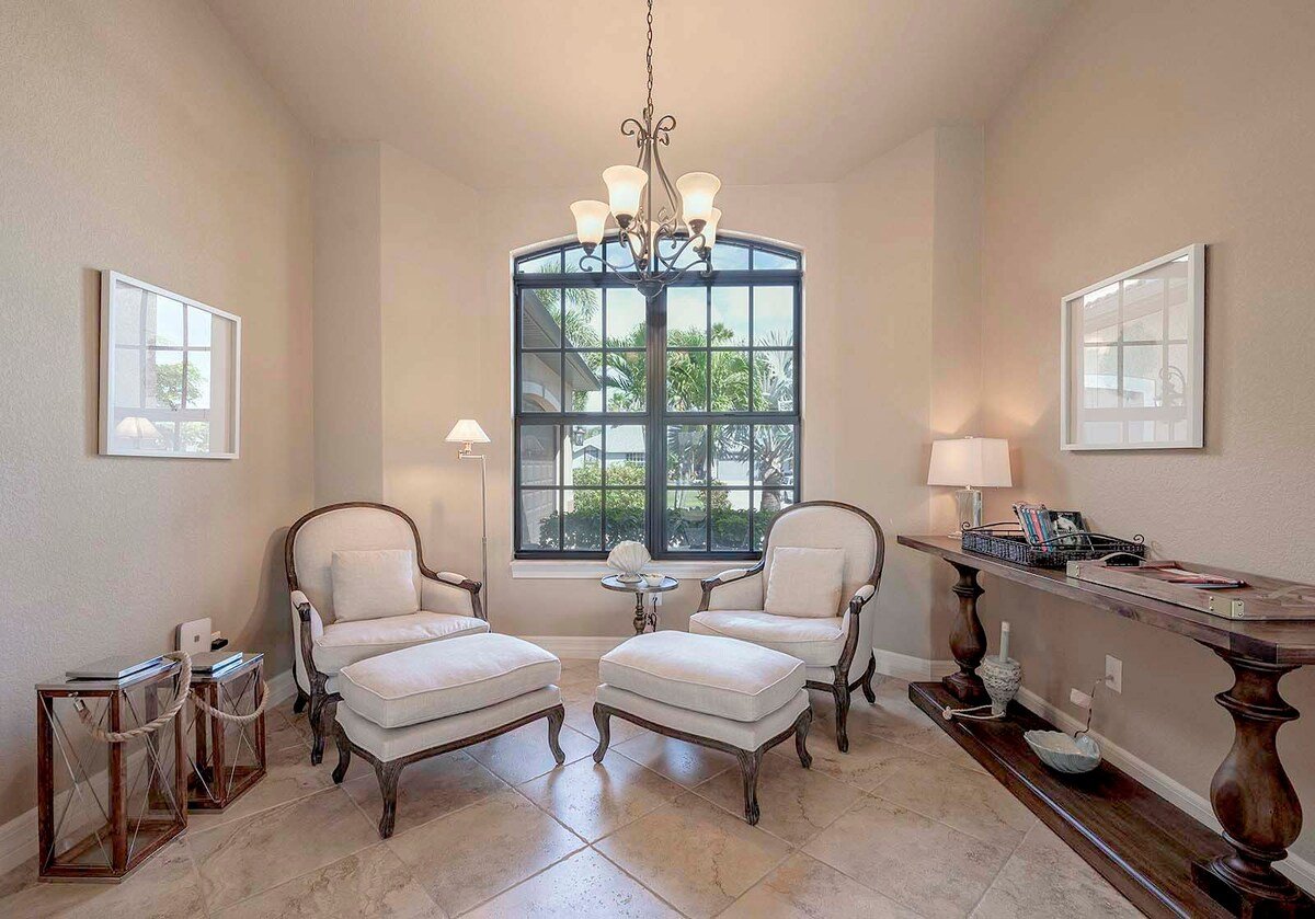 Bootsdock am Kanal mit Kajaks und Blick aufs Wasser.