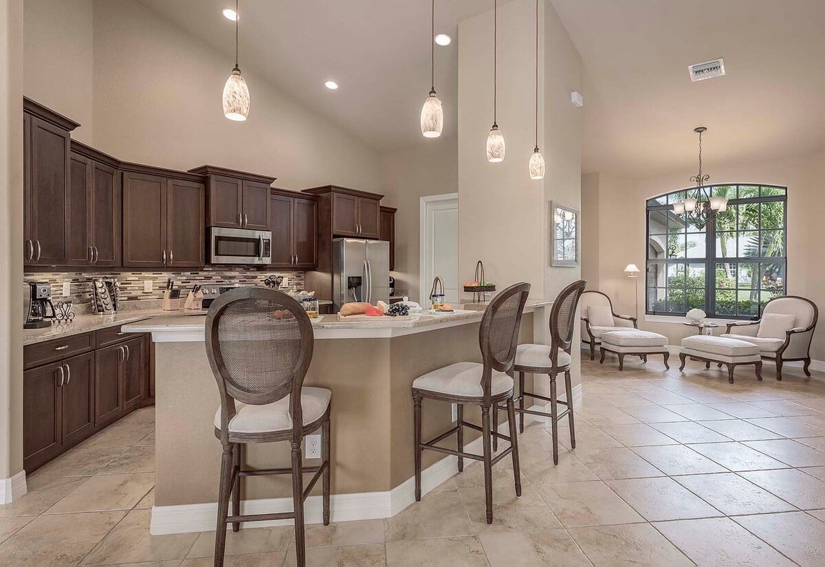Terrasse am Kanal mit Blick aufs Wasser und Bootsdock.