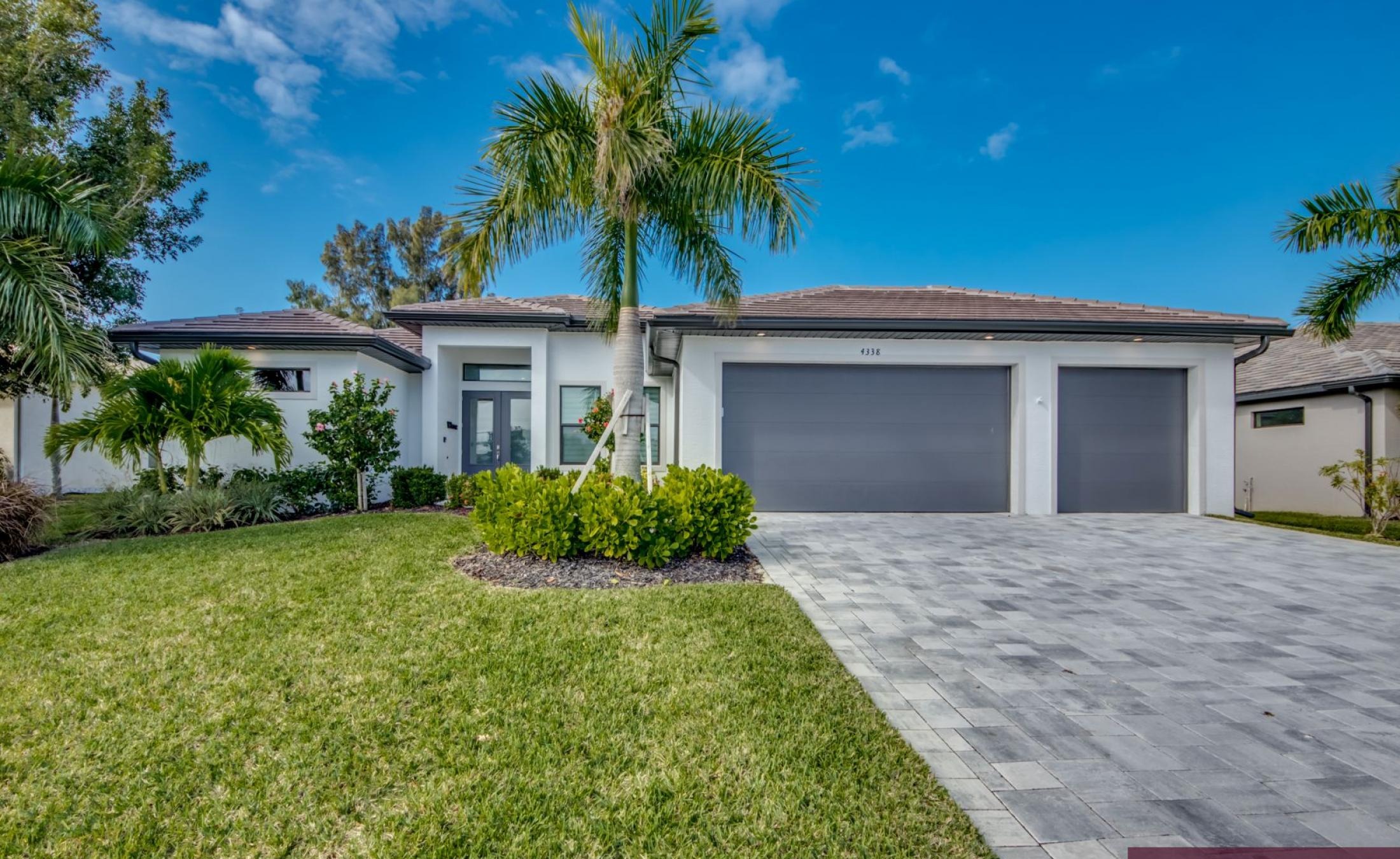 Villa am Wasser mit privatem Dock, Bootslift sowie Pool und Spa in Westlage.