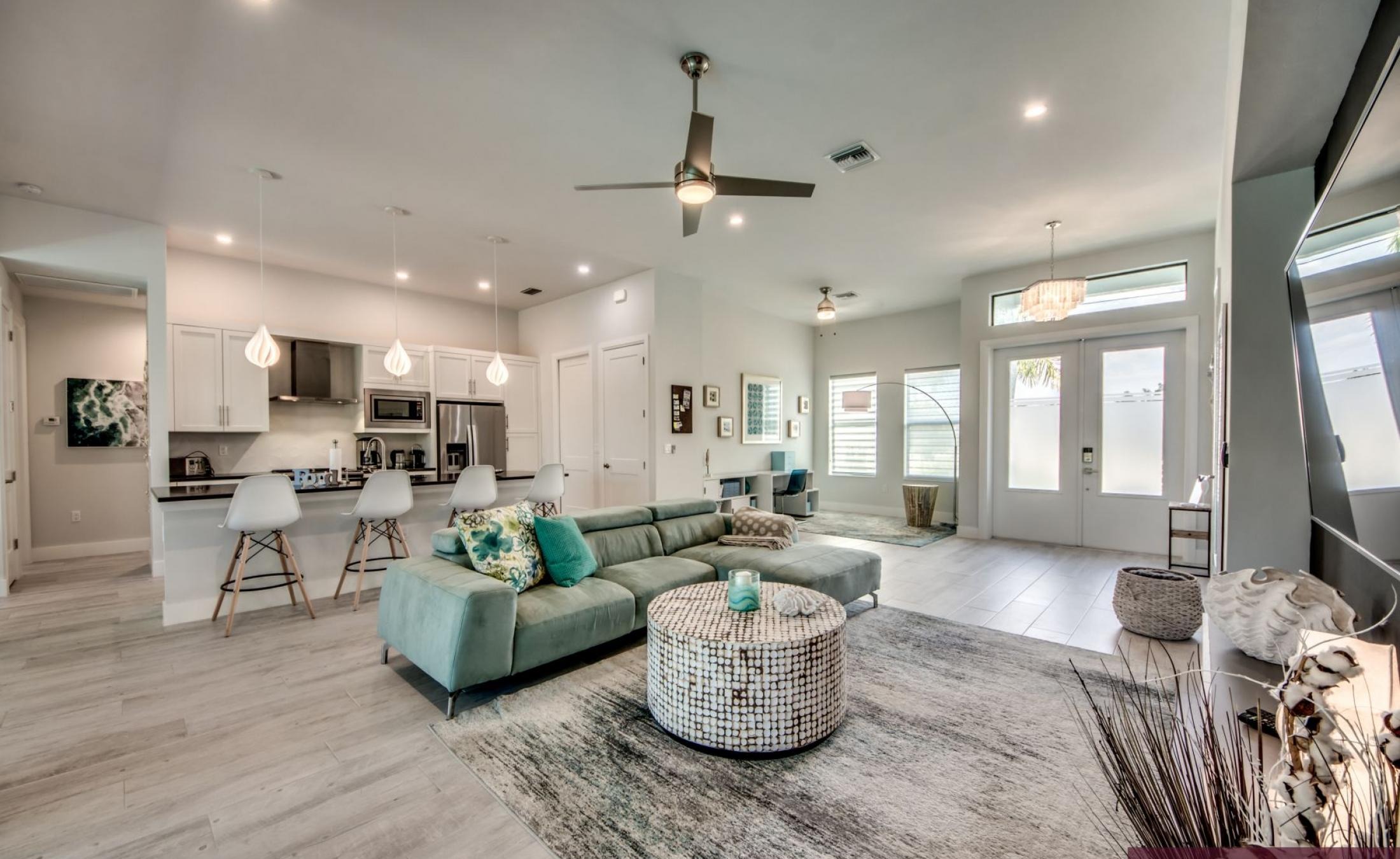 Villa am Wasser mit privatem Bootsdock und Bootslift bei Sonnenuntergang.